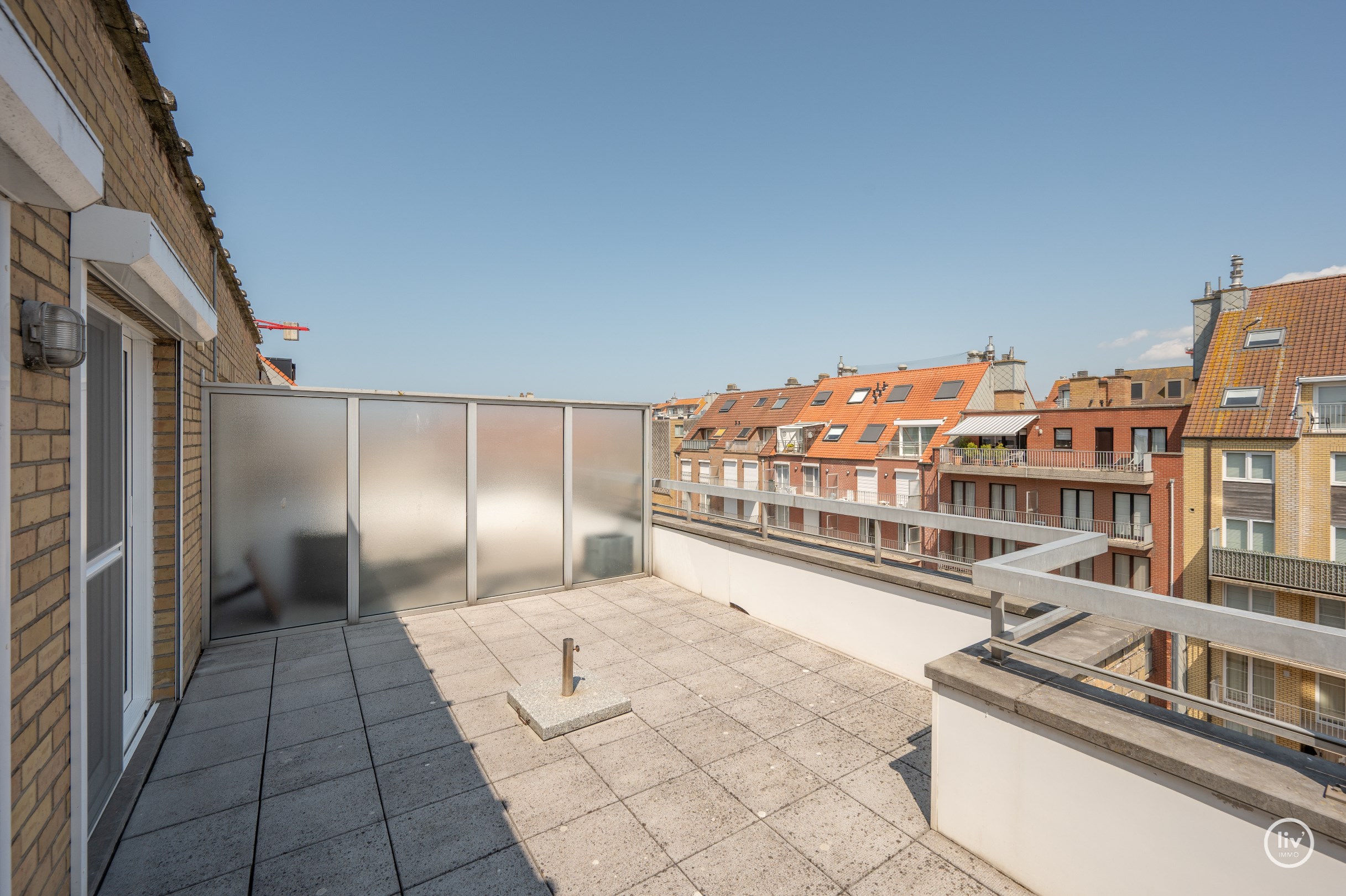 Prachtig instapklaar duplex-appartement met zonnige terrassen genietend van een open zicht en tevens zeezicht (Mogelijkheid tot aankoop van een inpandige garagebox). 
