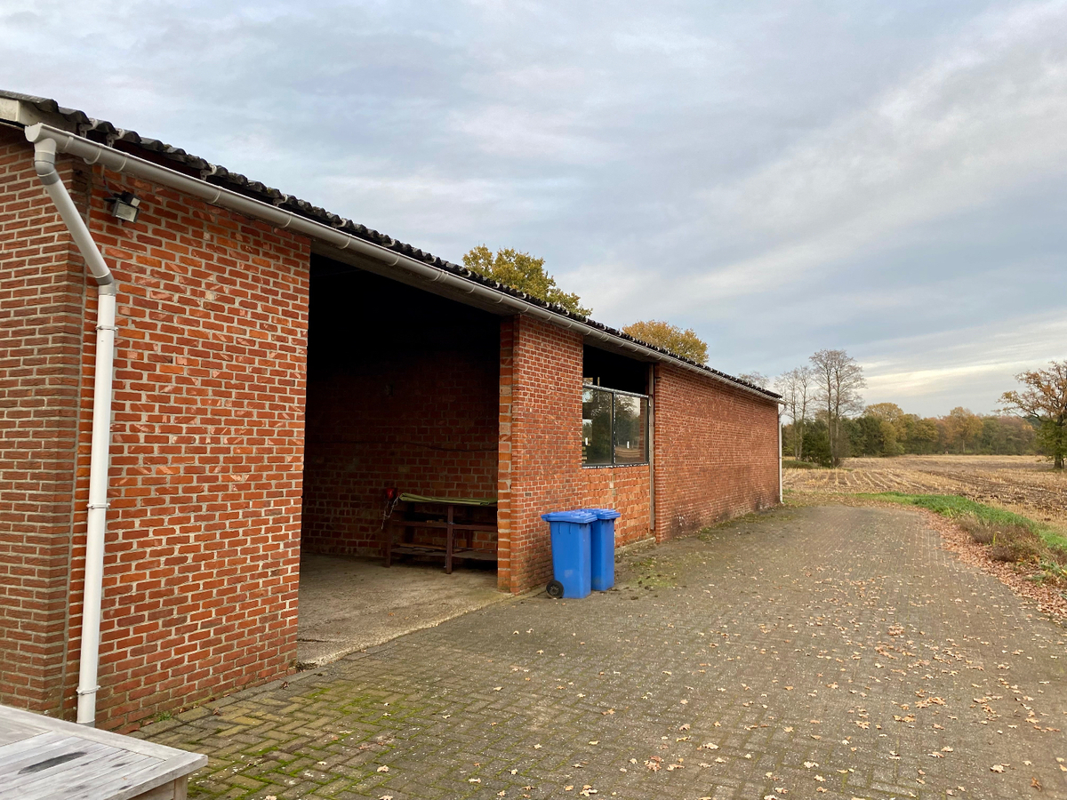 Rustig gelegen te renoveren woning met stalgebouw en weilanden op ca 15ha te Heusden 