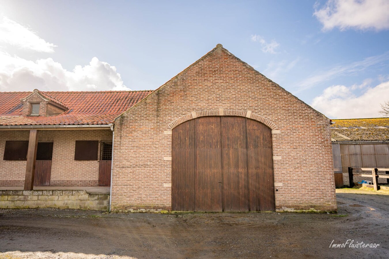 Magnifique complexe &#233;questre avec maison d&#39;entreprise, environ 33 &#233;curies et une piste int&#233;rieure sur plus de 5,6 hectares &#224; Bever (Brabant flamand). 