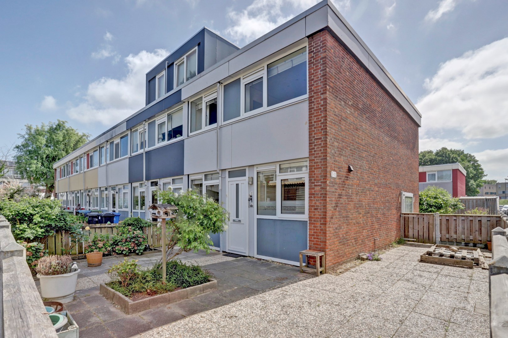 Leuke starters hoekwoning op 206 m&#178; eigen grond met 4- (voorheen 5) kamers, kunststof kozijnen en zonnige brede tuin! 