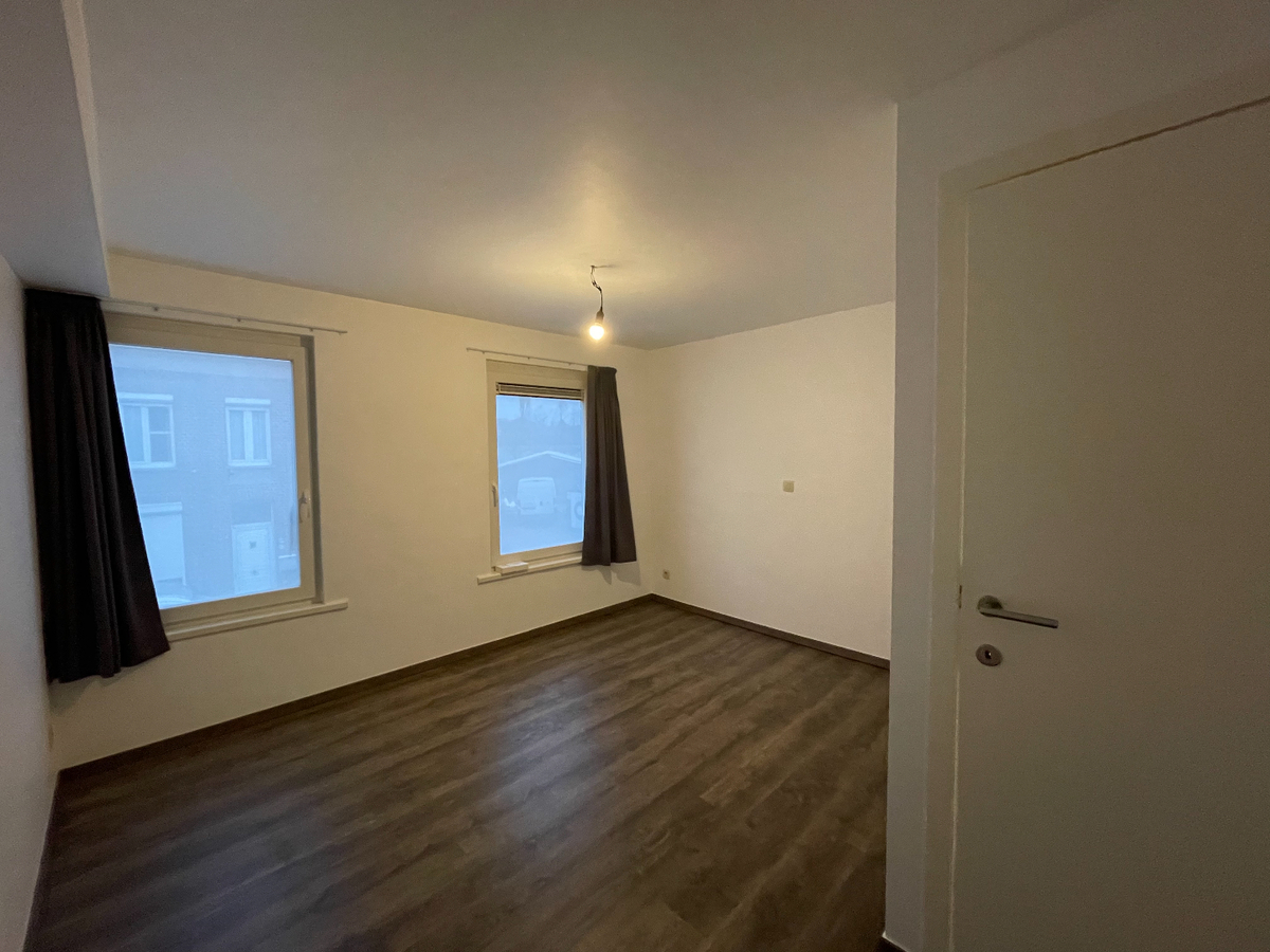 Gerenoveerde rijwoning met 2 ruime slaapkamers en koer te centrum Roeselare 