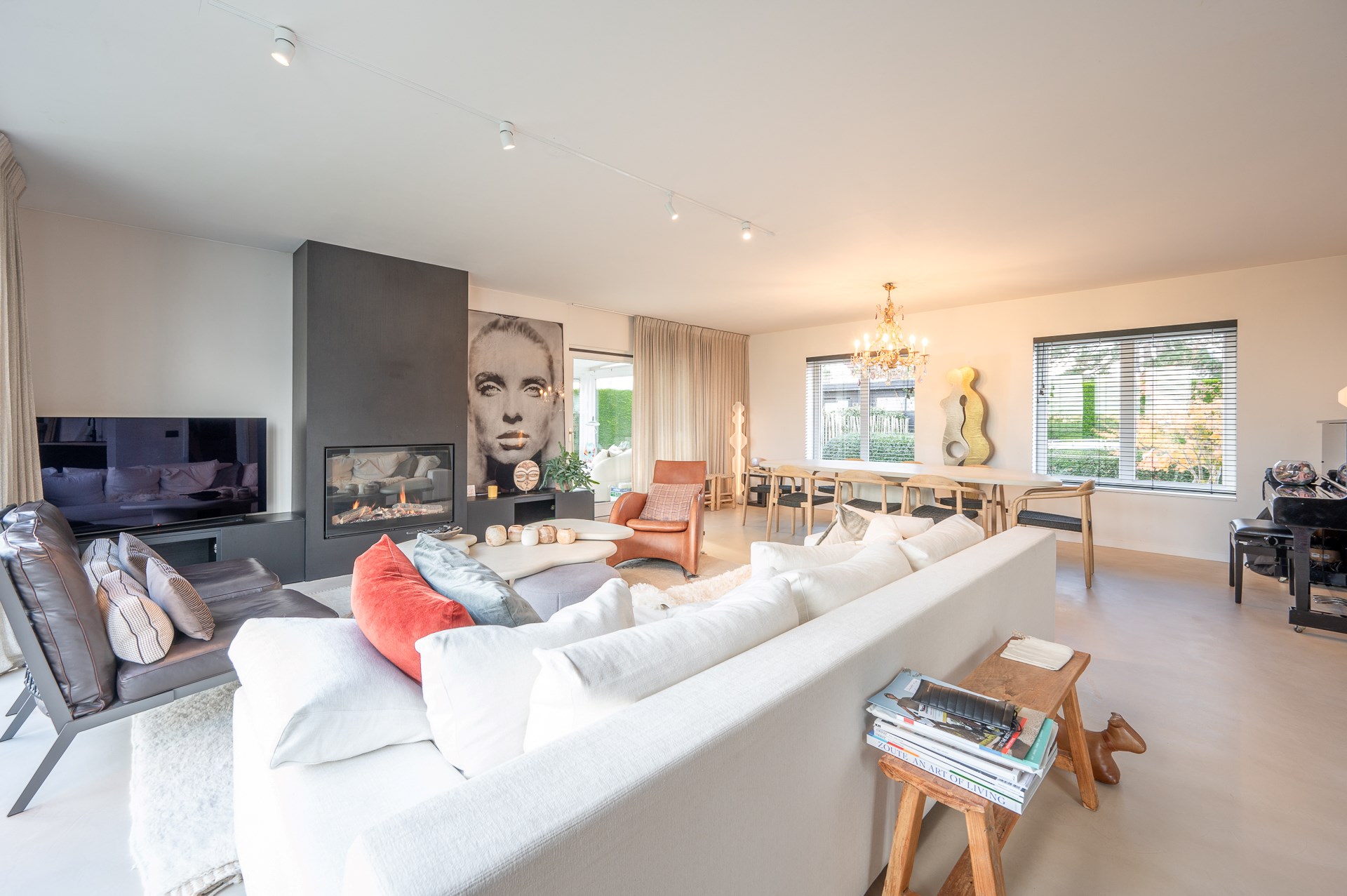 Uitzonderlijke en gerenoveerde eigendom ( 5.510 m&#178; grond ) vlakbij het centrum van Knokke-Heist en toch genietend van een uitzonderlijk open zicht over de Knokse Polders. 