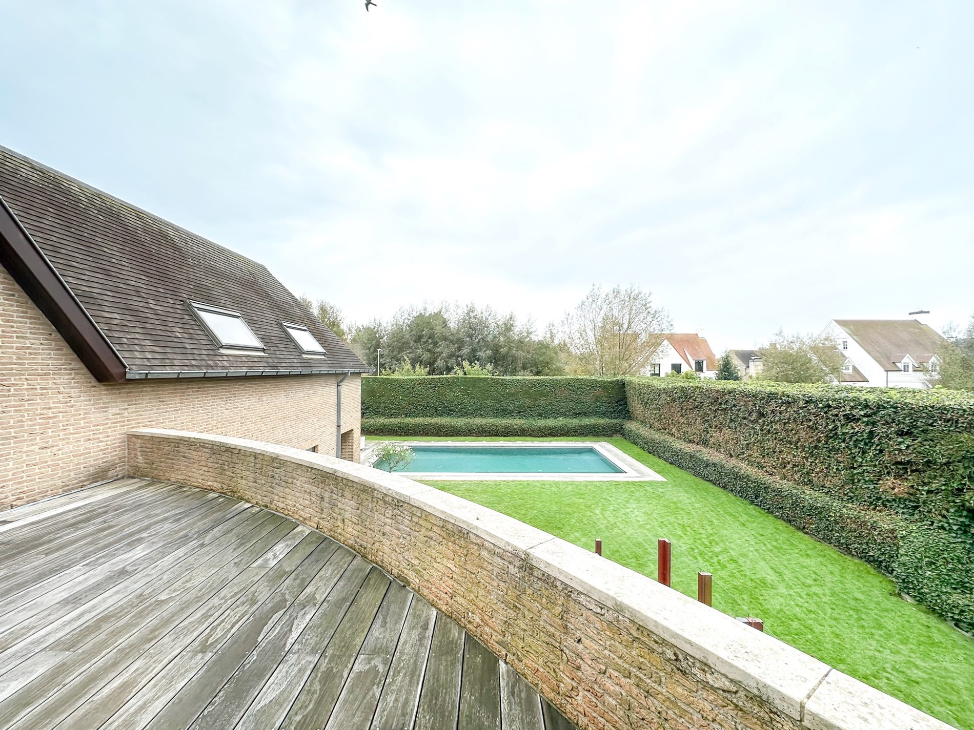 Villa spacieuse avec piscine situ&#233;e sur un terrain tr&#232;s calme de 1 179 m2 dans une belle villa &#224; Knokke. 