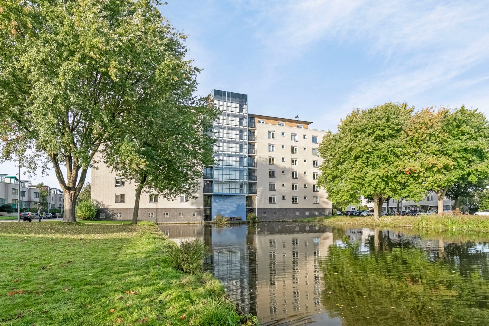 Aan het prinsenpark gelegen 3-kamer appartement met een ruim terras, eigen parkeerplaats en view naar de Skyline van Rotterdam! 