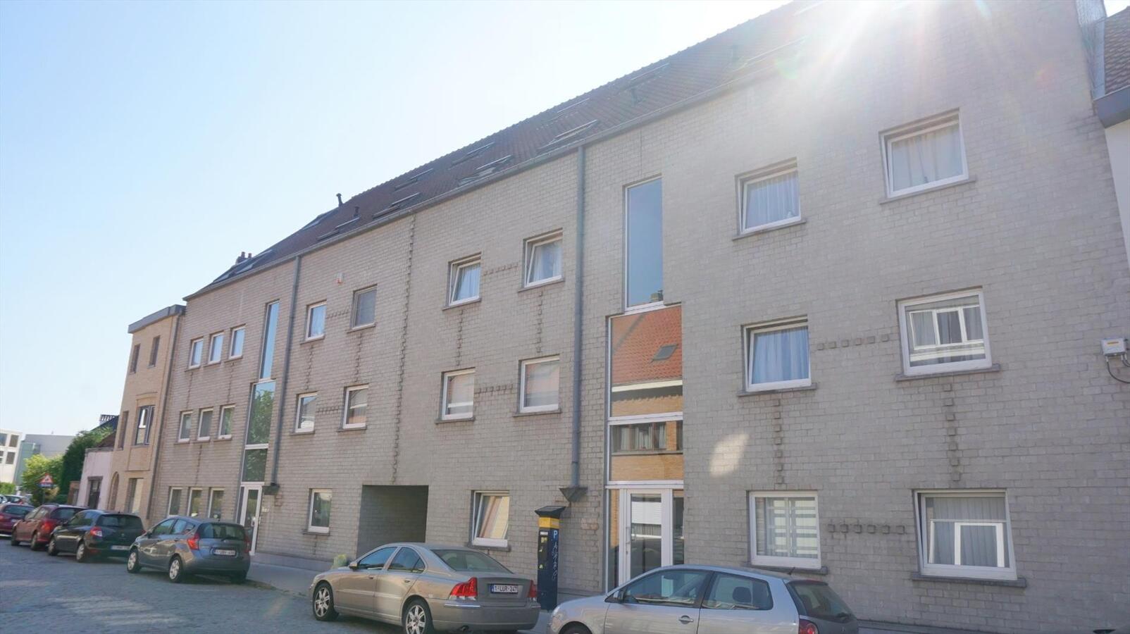 Ruim duplex-dakappartement met 3 slaapkamers &#233;n garage nabij station Gent-Sint-Pieters 