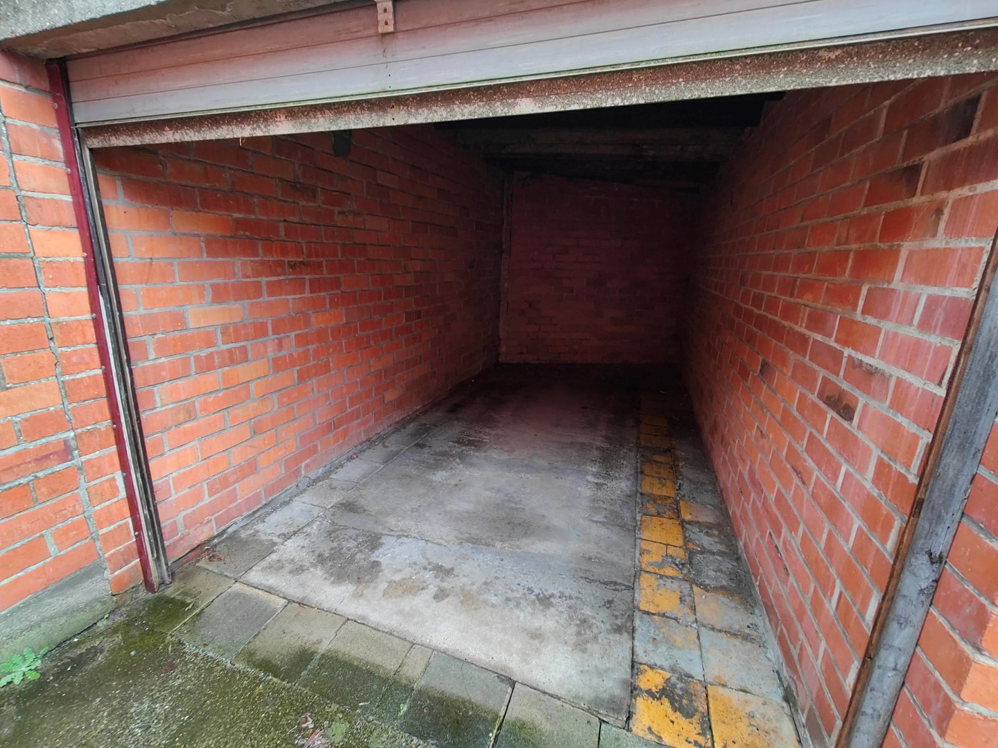 Centraal gelegen twee slaapkamer appartement met garage 