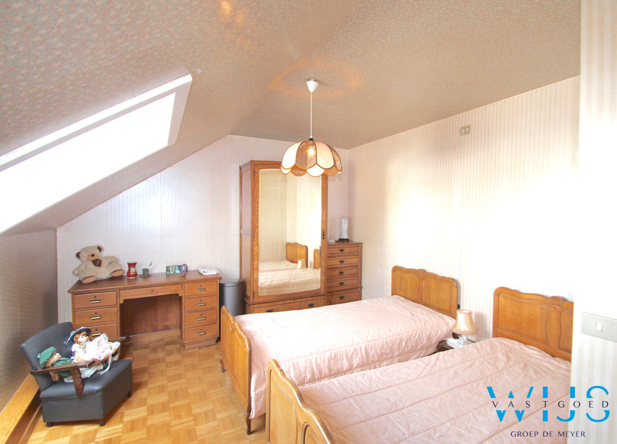 Prachtige instapklare en ruime woning op 1547m&#178;  te OOSTEEKLO 
