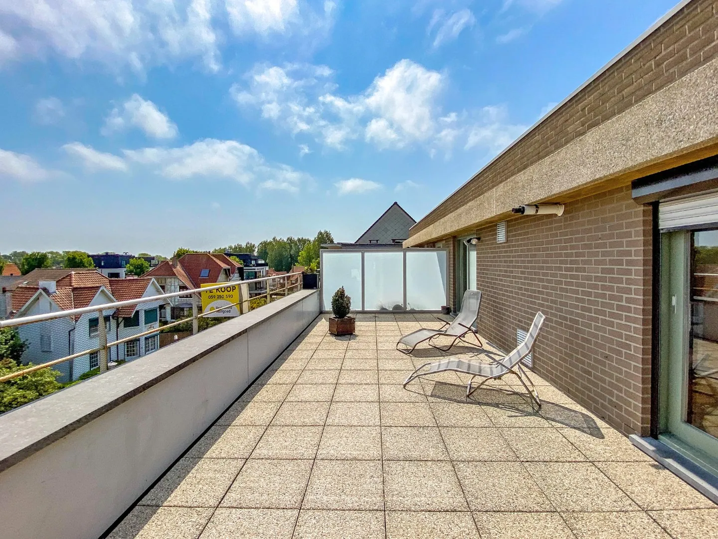 Penthouse (1-slaapkamerappartement) met 2 GROTE TERRASSEN (60 m²) gelegen te Koksijde-Bad.