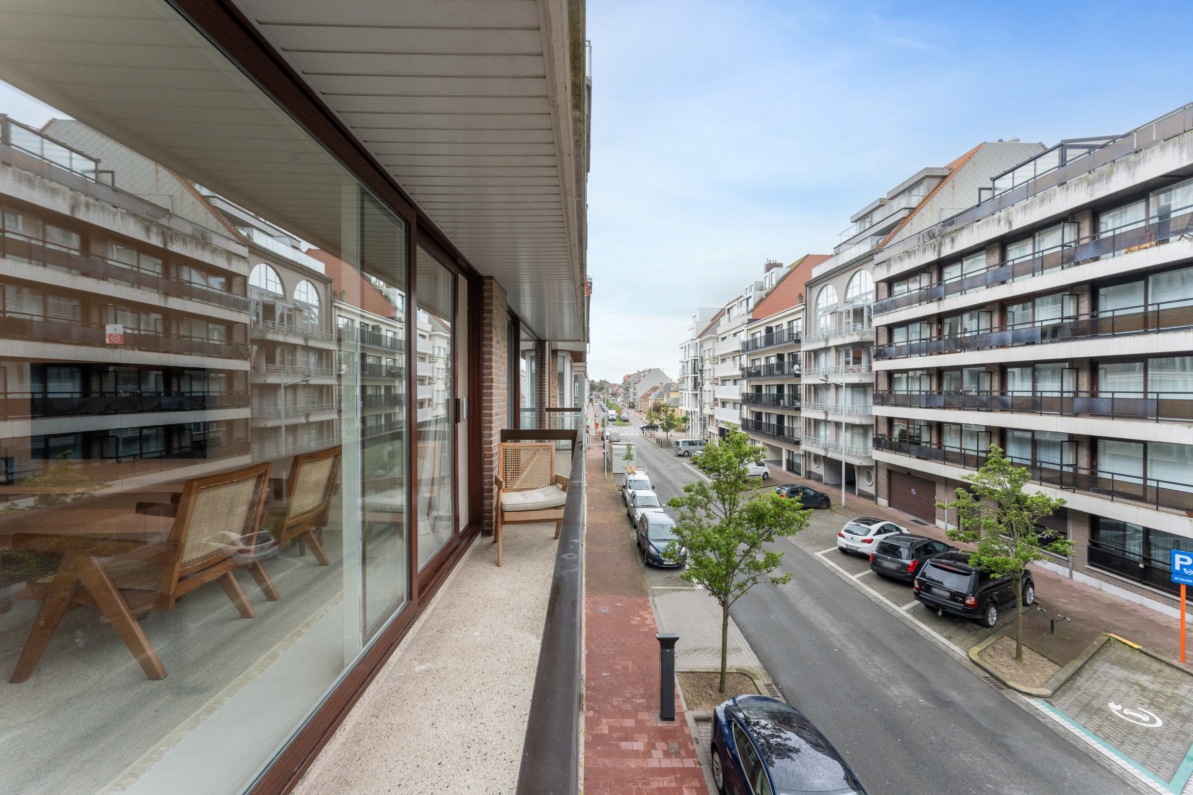 Bel appartement r&#233;nov&#233; situ&#233; du c&#244;t&#233; ensoleill&#233; de la Van Bunnenlaan &#224; Knokke, &#224; proximit&#233; de la digue. 