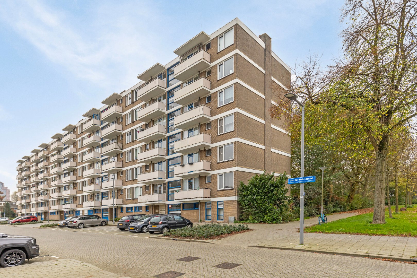 Keurig en zonder klussen te betrekken dit 3 (voorheen 4) kamer appartement op de 2e verdieping met fraaie keuken, moderne badkamer, 2 balkons, berging in de onderbouw en gelegen op eigen grond. 