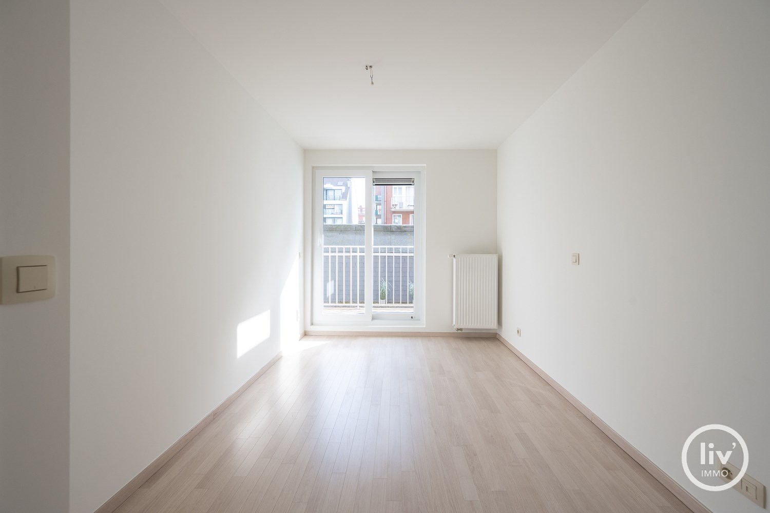 Non meubl&#233;: Agr&#233;able appartement r&#233;cent avec 2 chambres &#224; coucher compl&#232;tes dans un emplacement tr&#232;s central pr&#232;s de l&#39;avenue Lippens et du front de mer &#224; Knokke. 