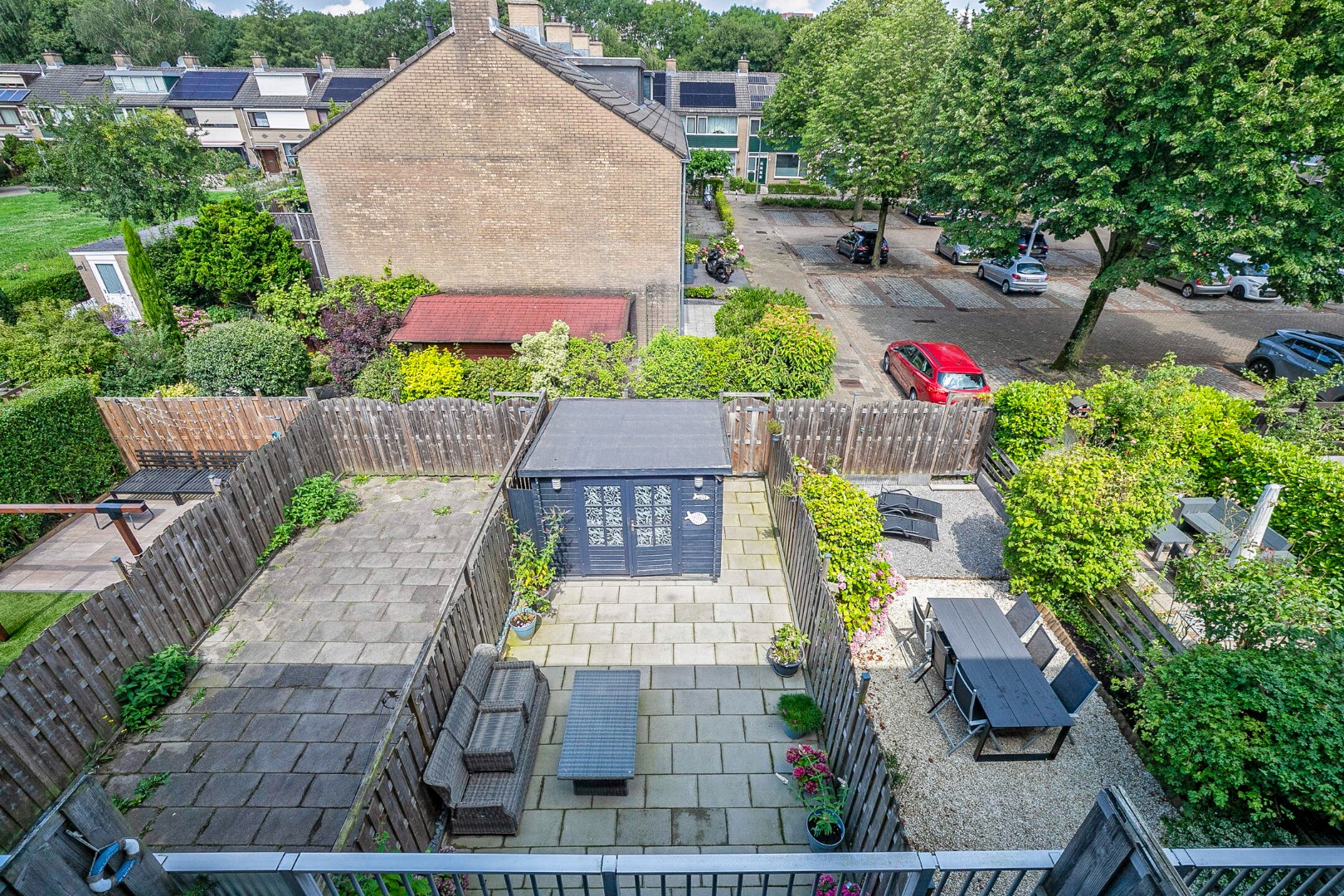 Keurige 6-kamer drive-in woning met moderne keuken, nette badkamer, 5 slaapkamers, zonnige tuin en eigen parkeerplaats! 