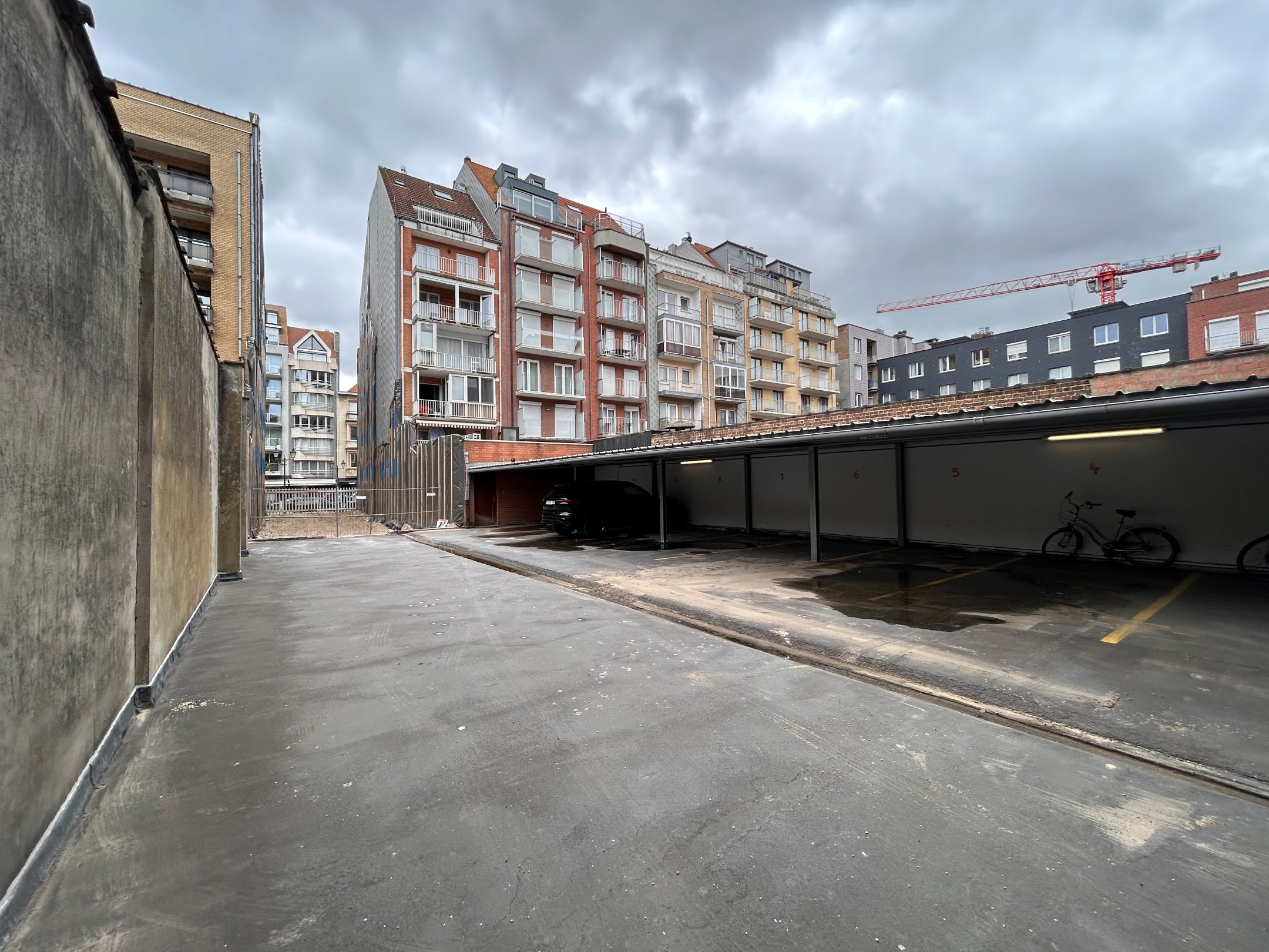 Staanplaats te huur gelegen in de Leopoldlaan 92. 