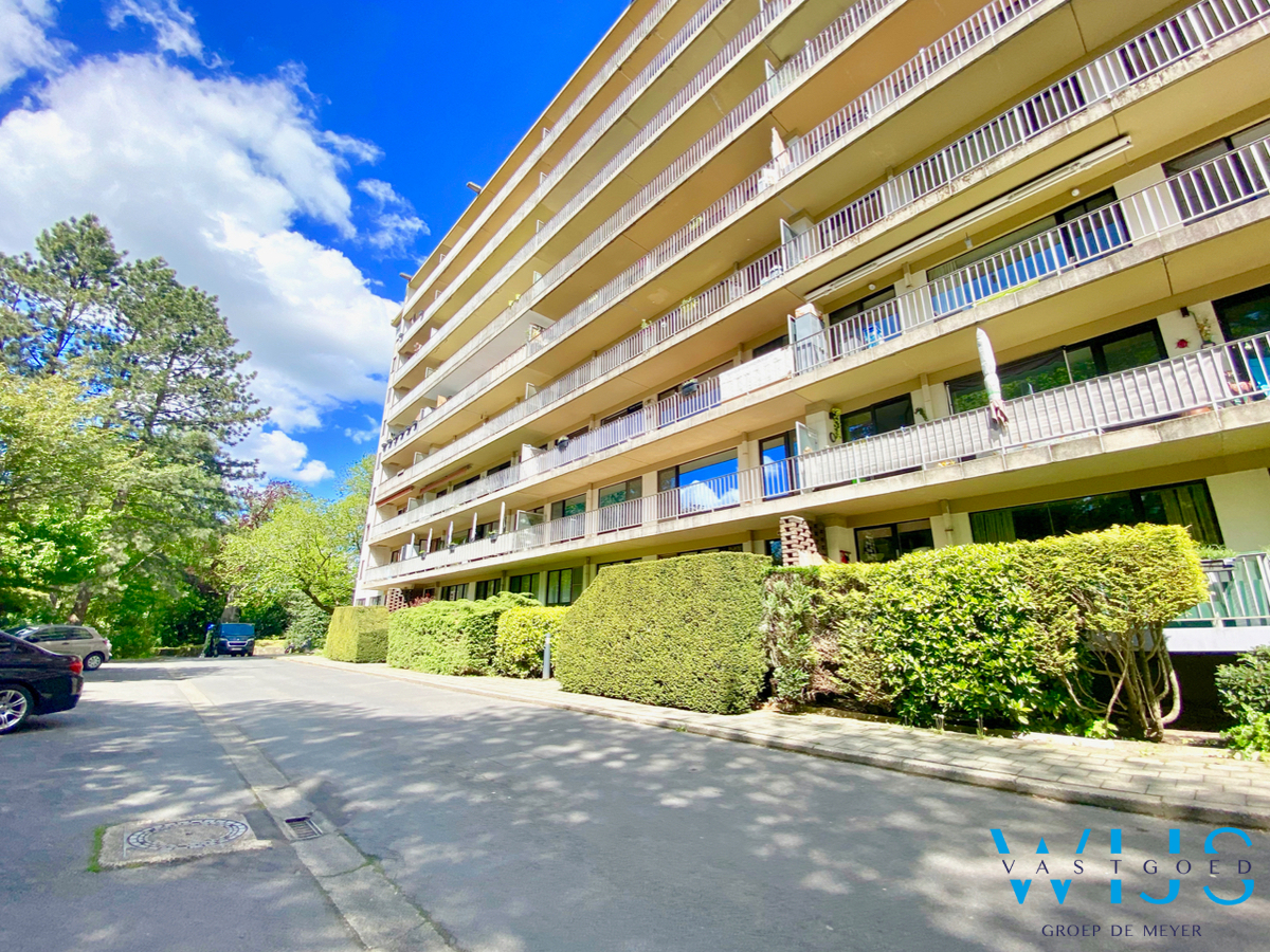 Gerenoveerd 2 slaapkamerappartement met garage te Evergem! 