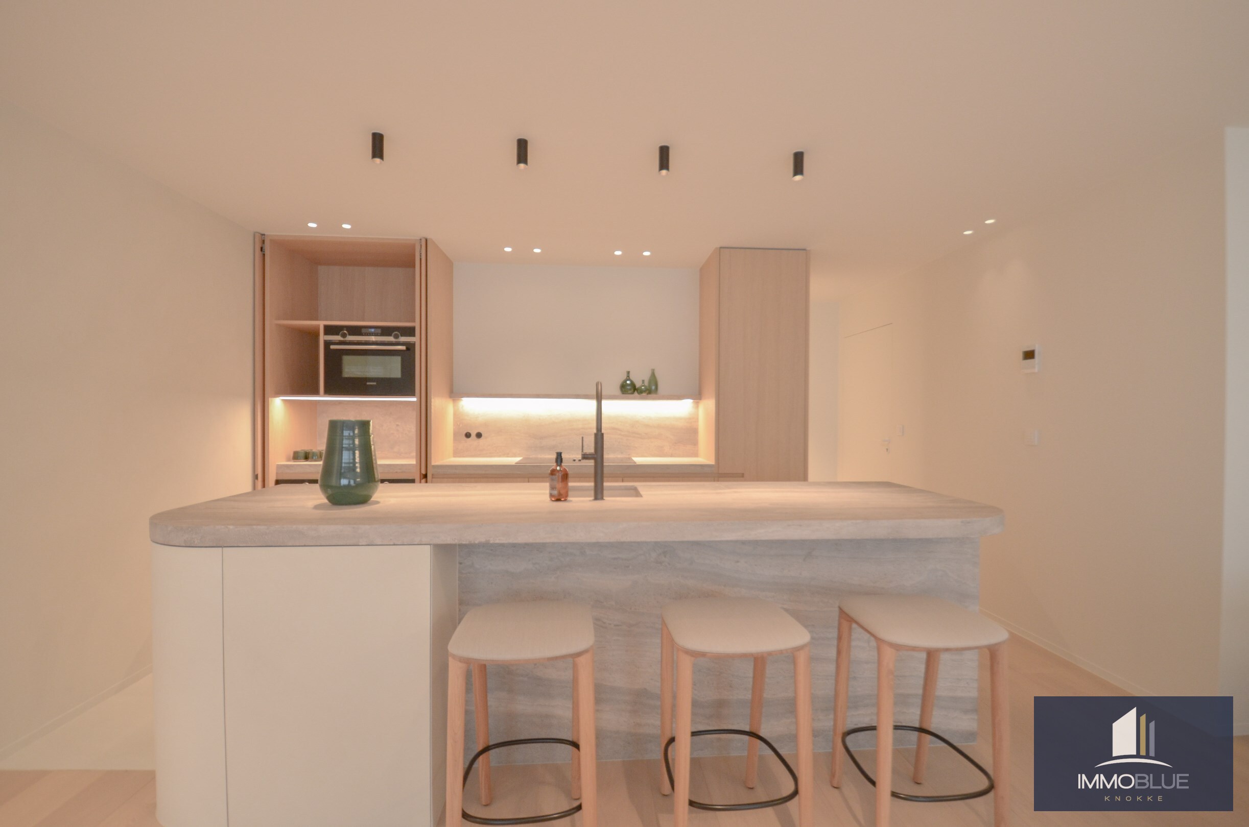 Volledig gerenoveerd appartement met een mooi zijdelings zeezicht gelegen nabij het Driehoeksplein. 