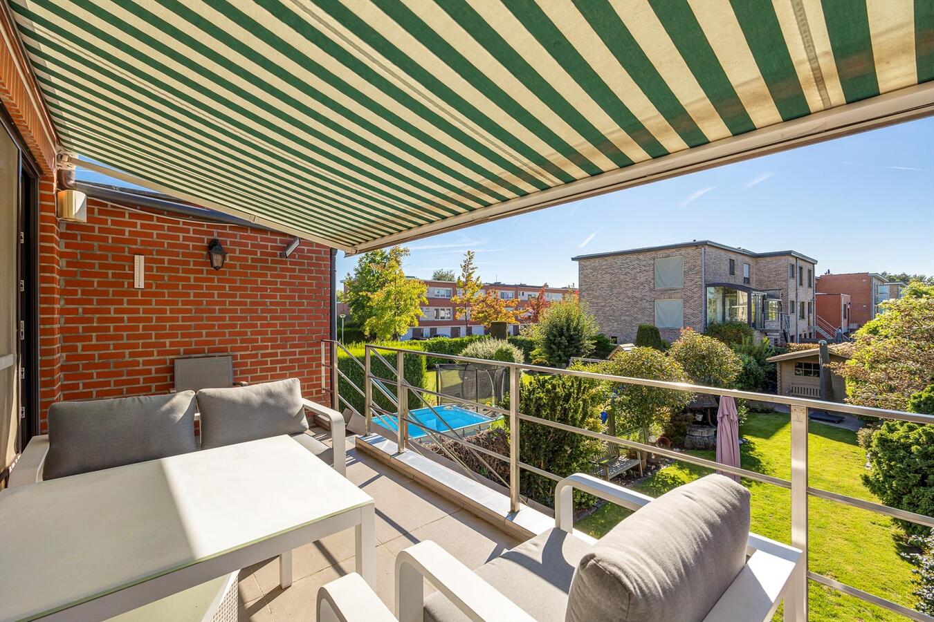 Zeer ruime bel-&#233;tage woning in een rustige woonwijk! 