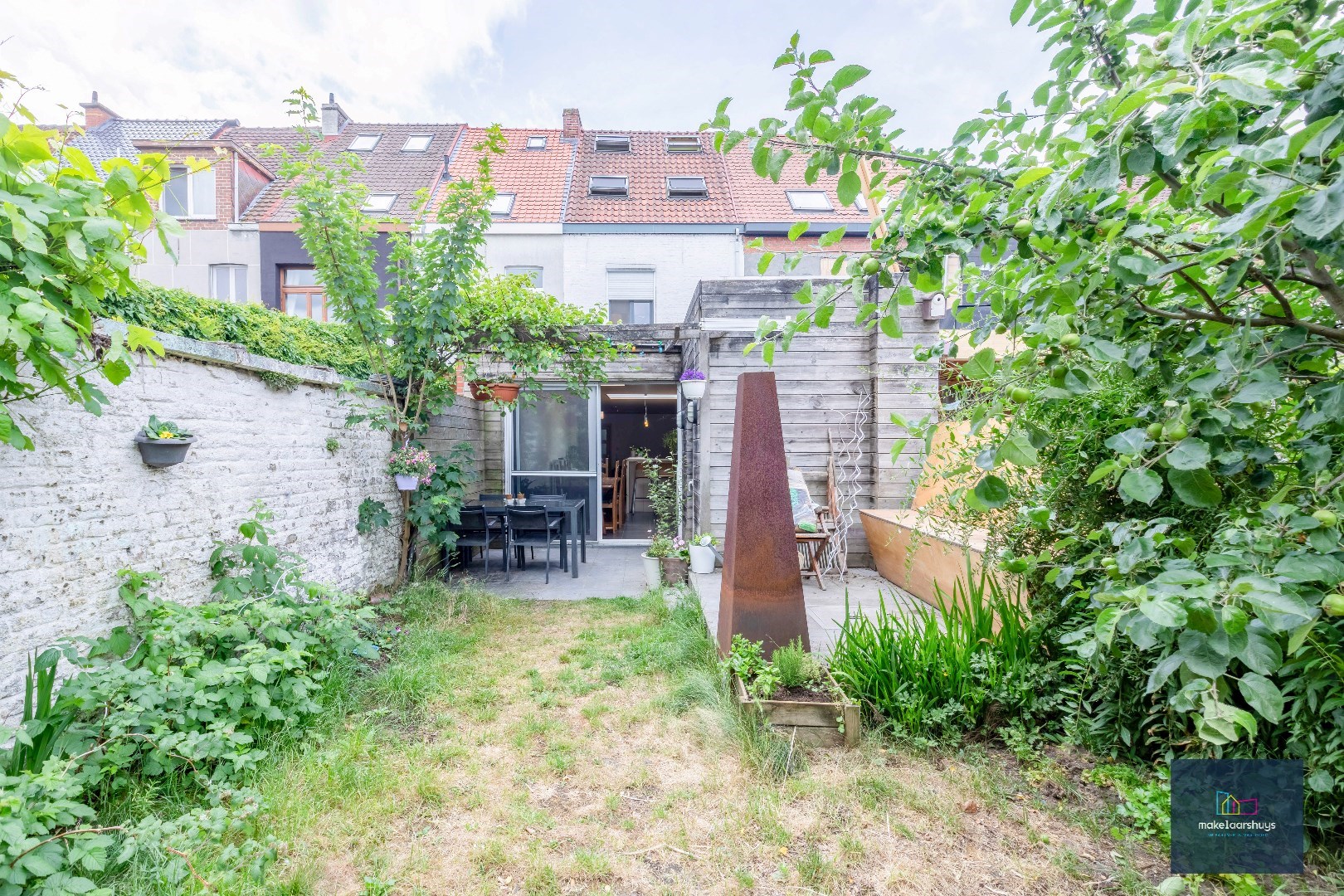 Instapklare woning met aangename tuin en garage 