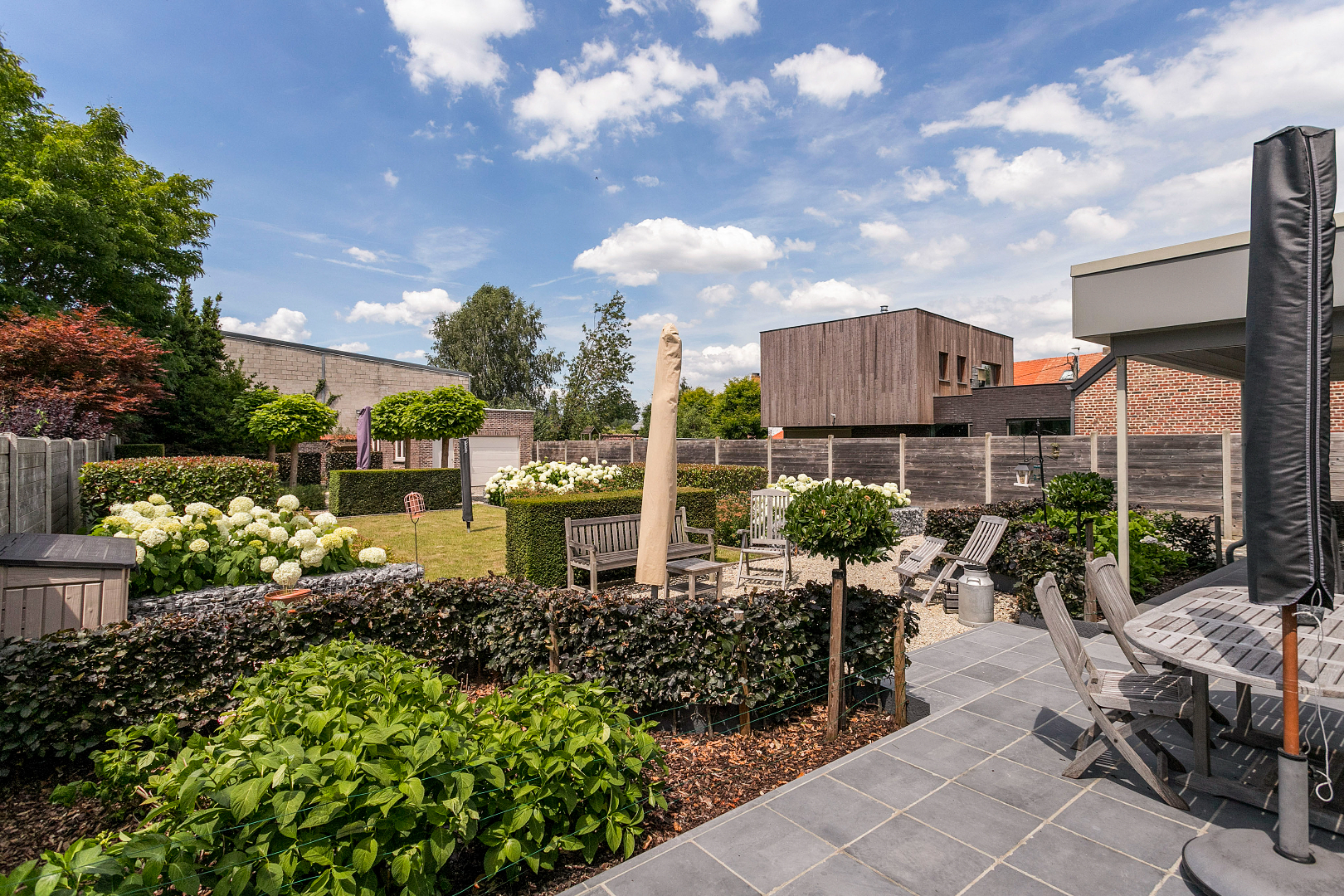 Instapklare gezinswoning met 3 slaapkamers, 2 garages en mooie tuin in centrum Heffen. 