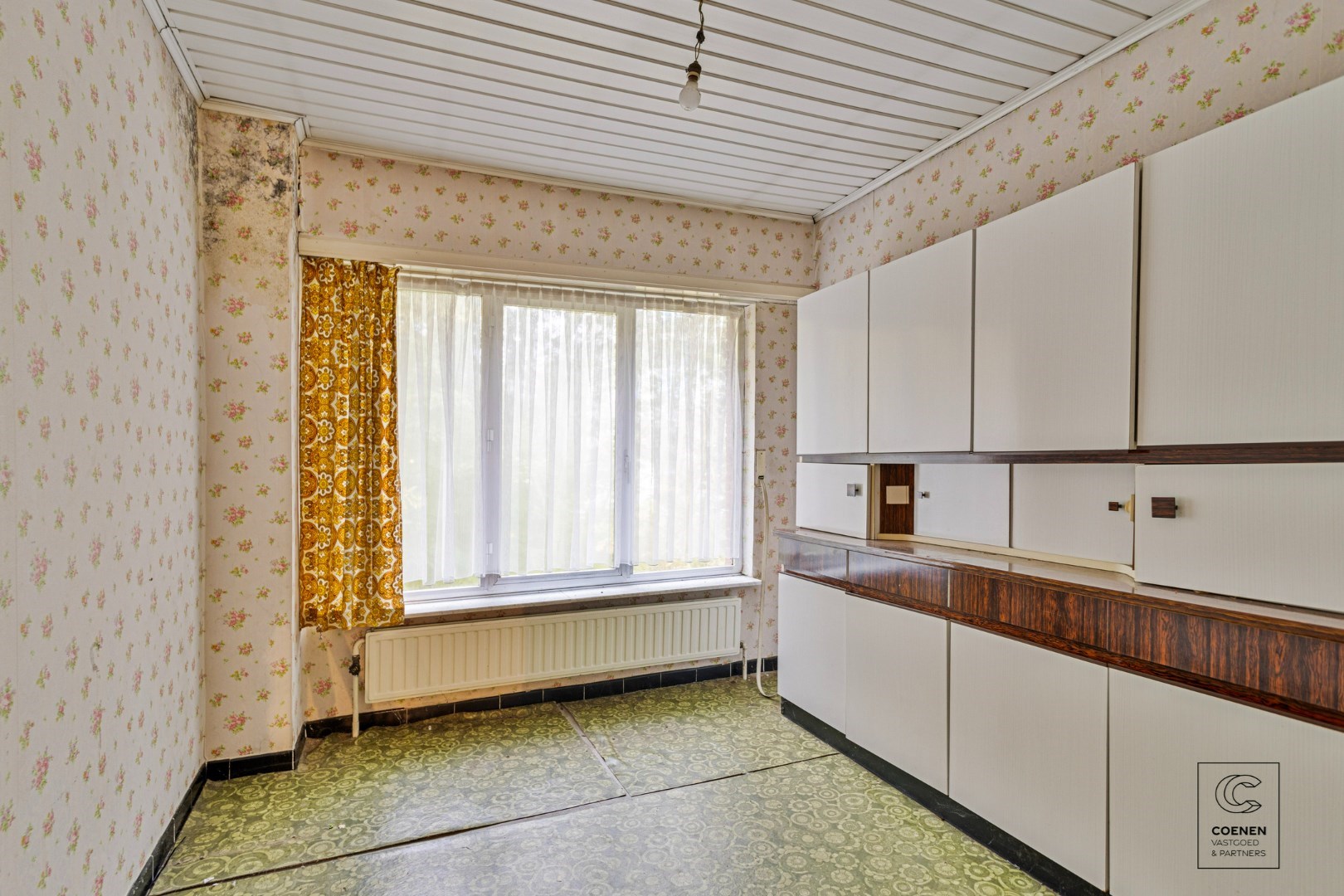 Te renoveren woning met 4a5 slpk&#39;s, bew. opp. van 236m&#178; op een perceel van maar liefst 4.057 m&#178; te Westmalle! 