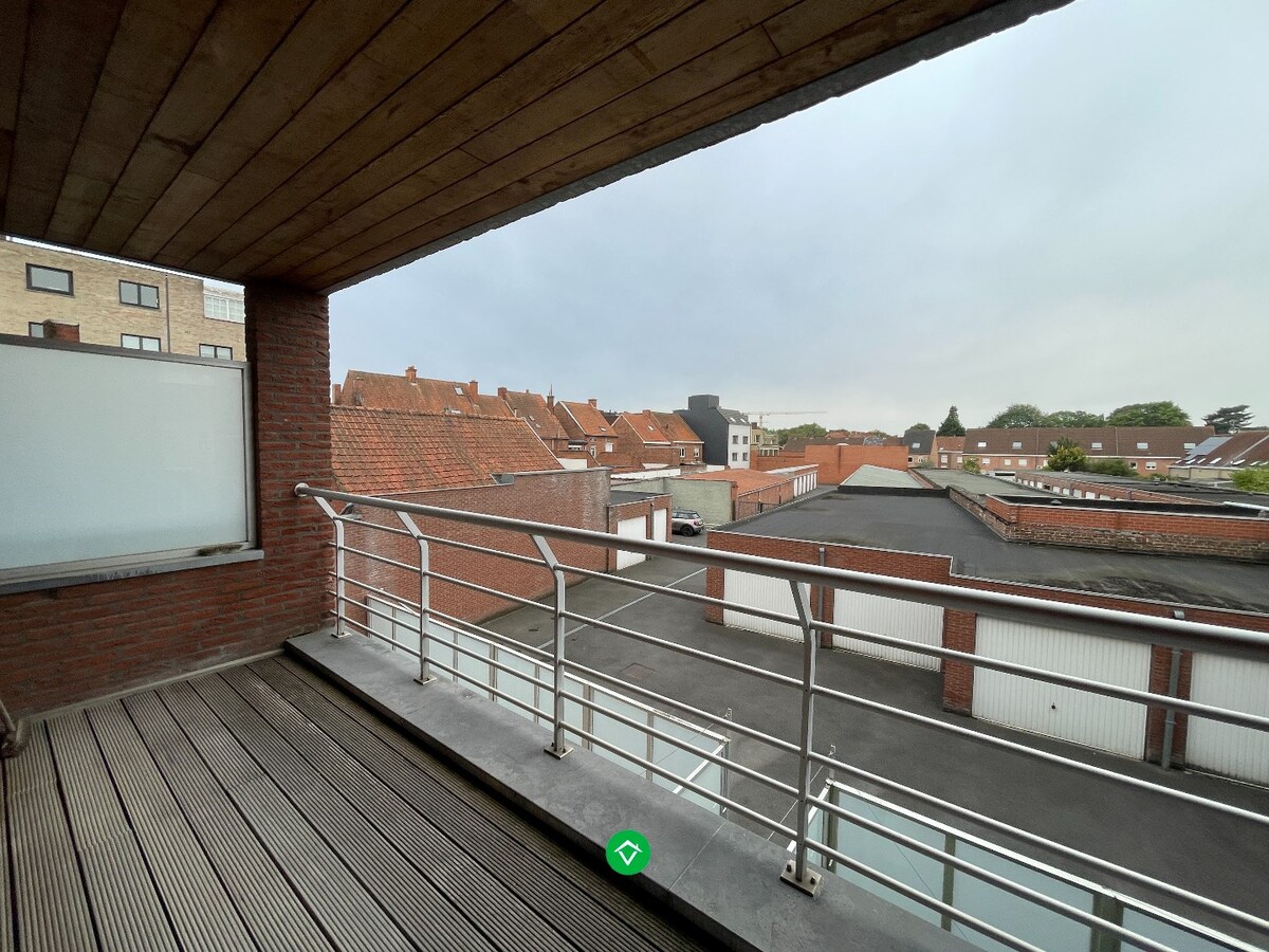 Ruim appartement (117 m&#178;) met 2 slaapkamers, terras en garage in centrum Roeselare! 