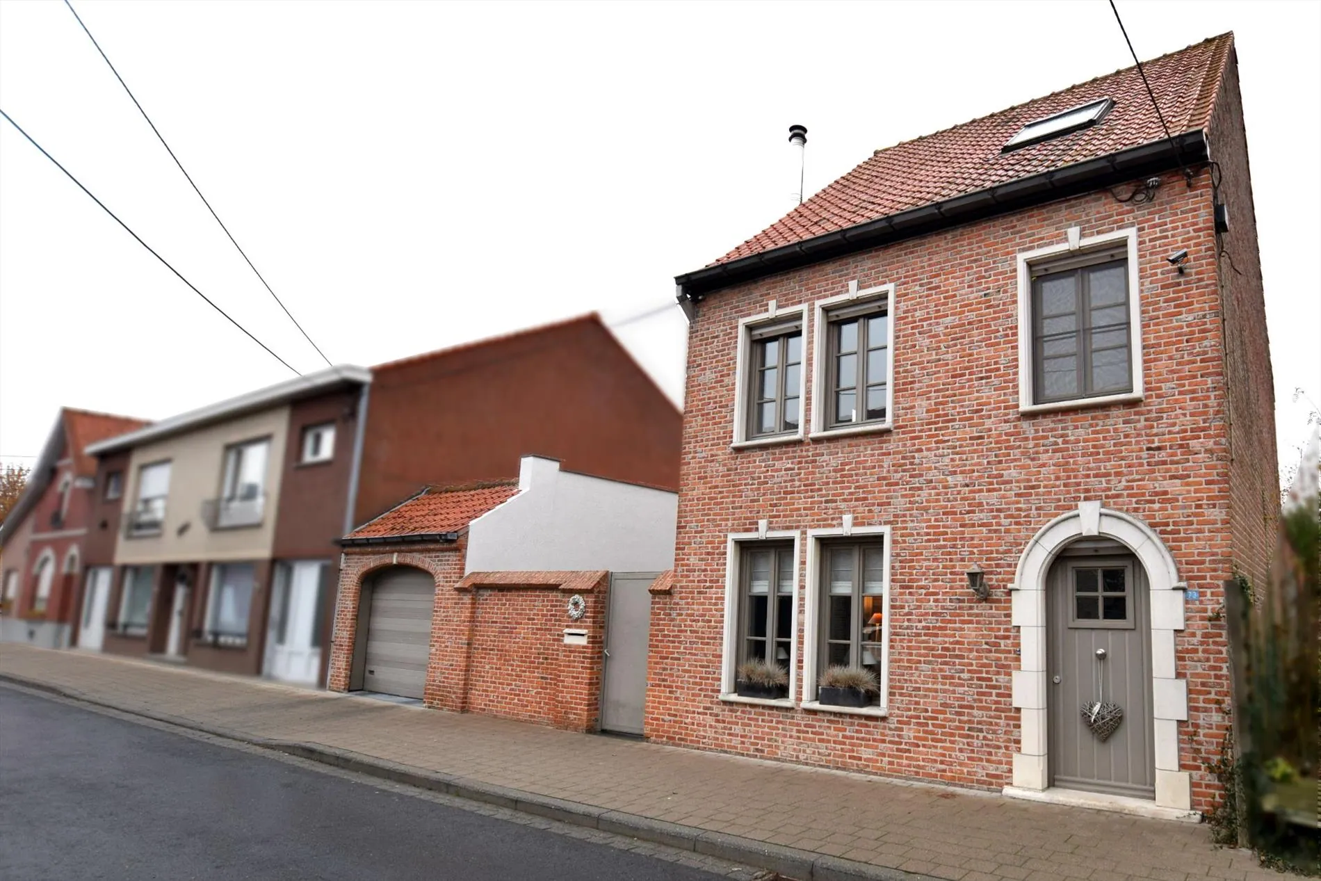 Prachtige instapklare woning op 606 m² te Houthulst met zwembad.