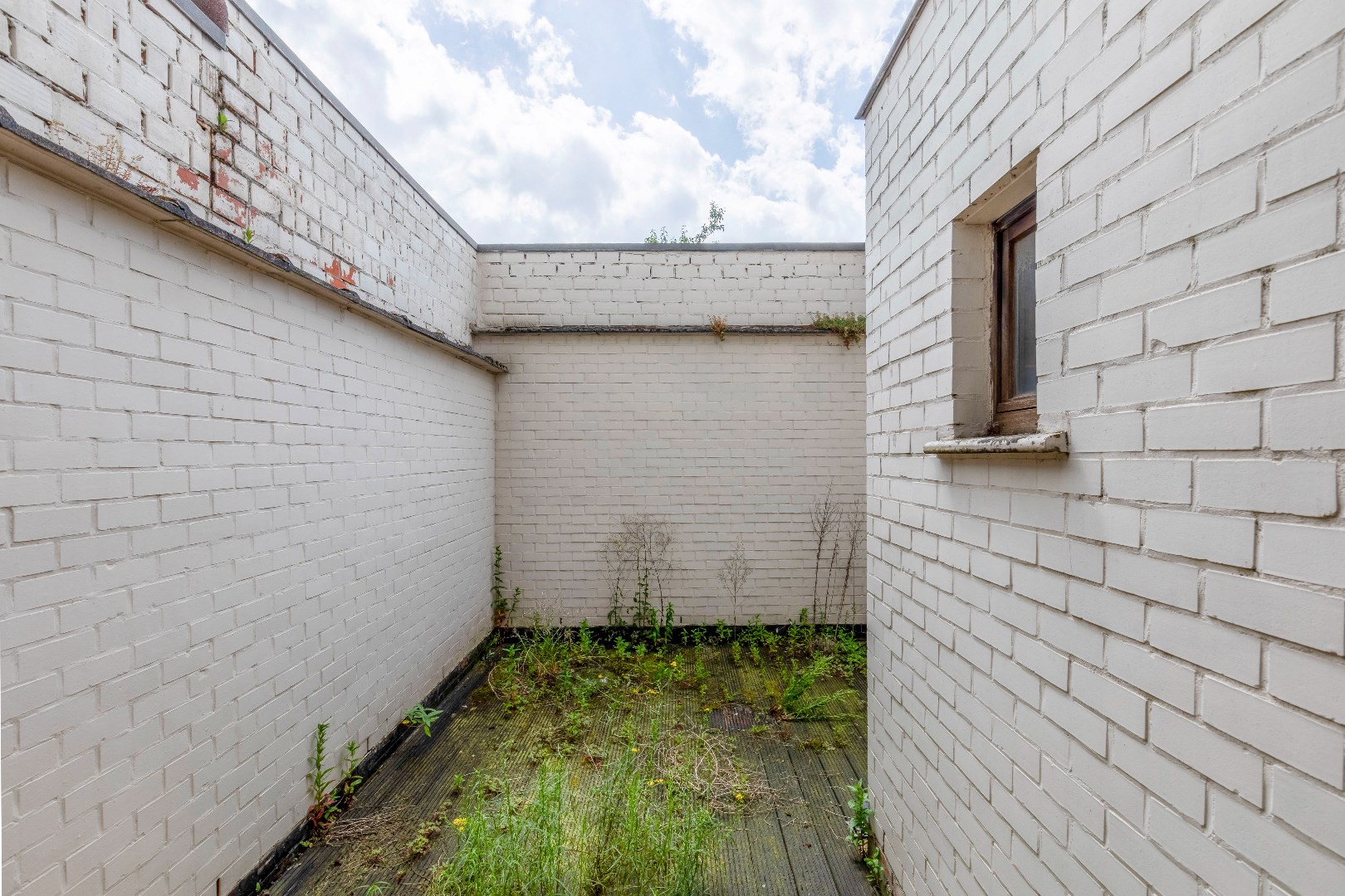 Te renoveren woning met stadstuin centraal gelegen in Sint-Amandsberg 