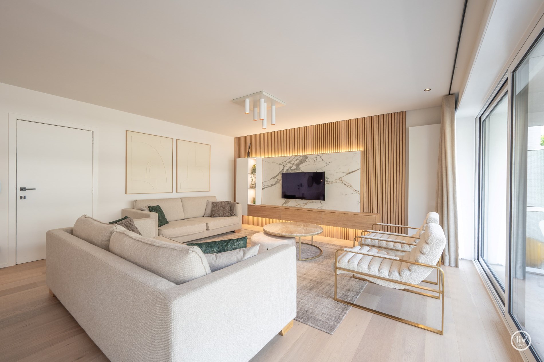 Instapklaar 3-kamer appartement op wandelafstand van de Lippenslaan met zuidgericht-terras. 8m gevelbreedte ! garage mogelijk in het gebouw. 