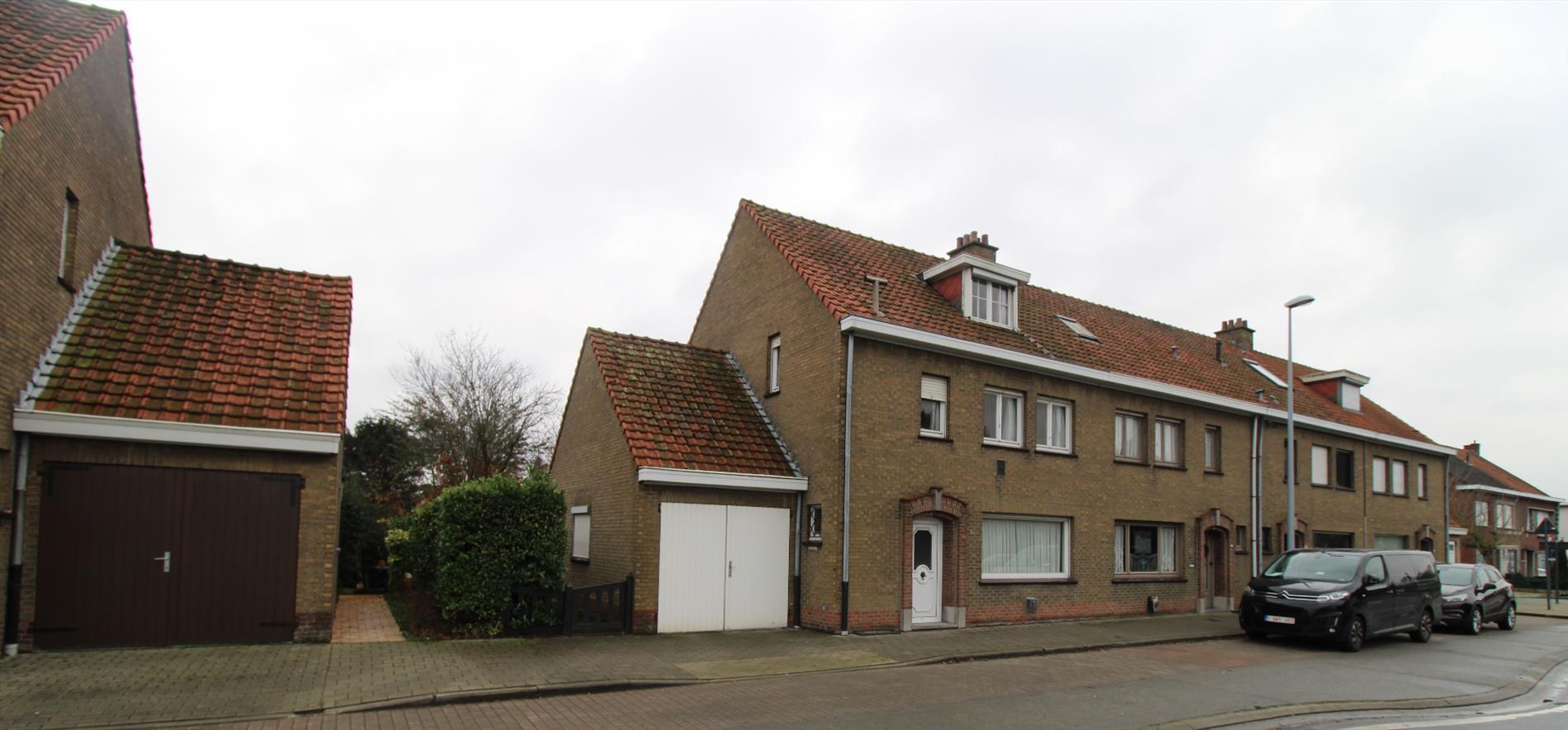 Woning met 4 slaapkamers, tuin en garage te Roeselare 