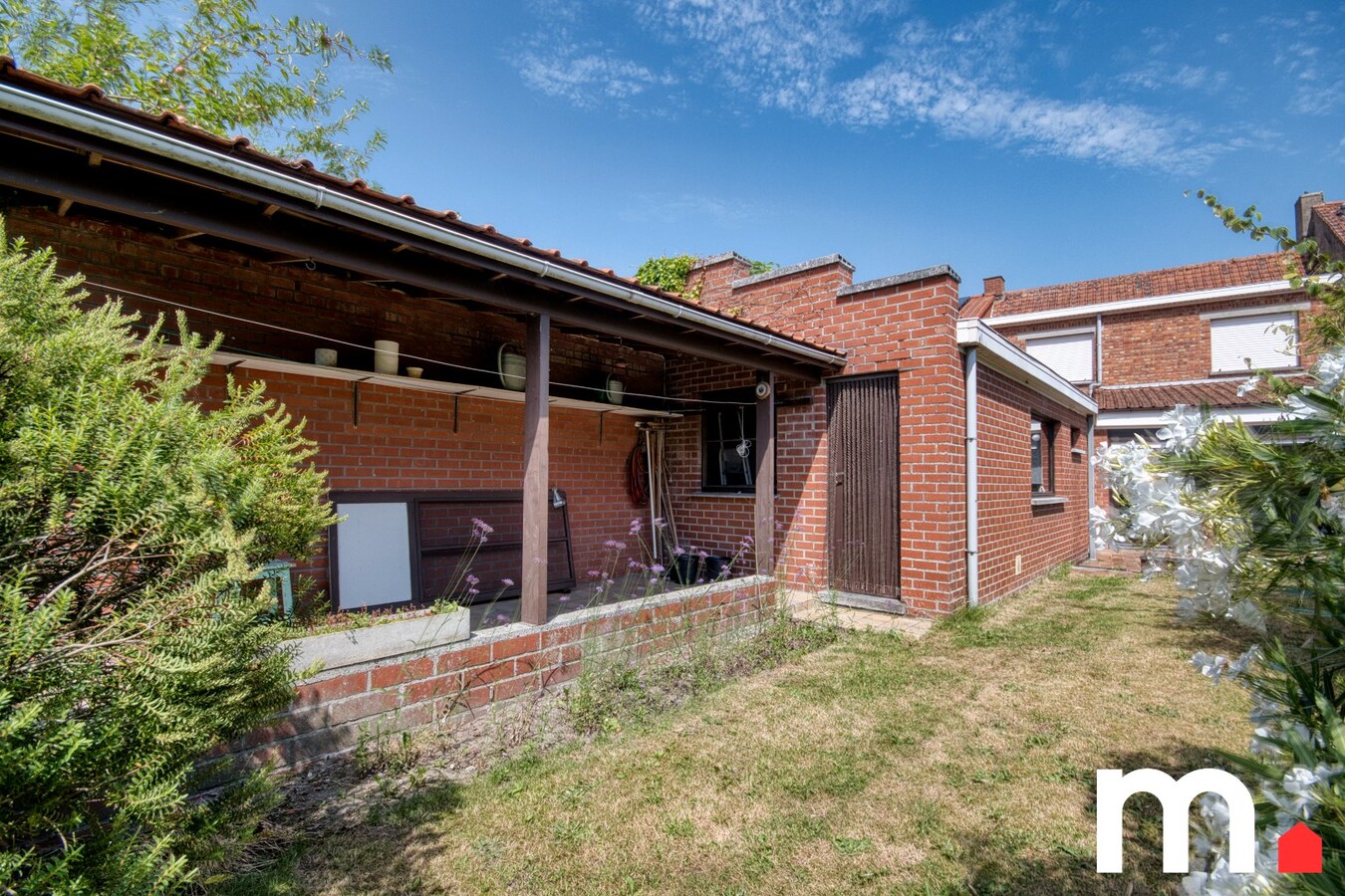 Ruime gezinswoning met grote garage, zuidgericht terras en tuin te Heule ! 