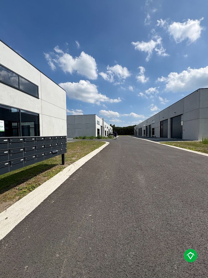 Loods te koop – 145 m&#178; met 2 parkeerplaatsen inbegrepen op de industriezone te Ichtegem 