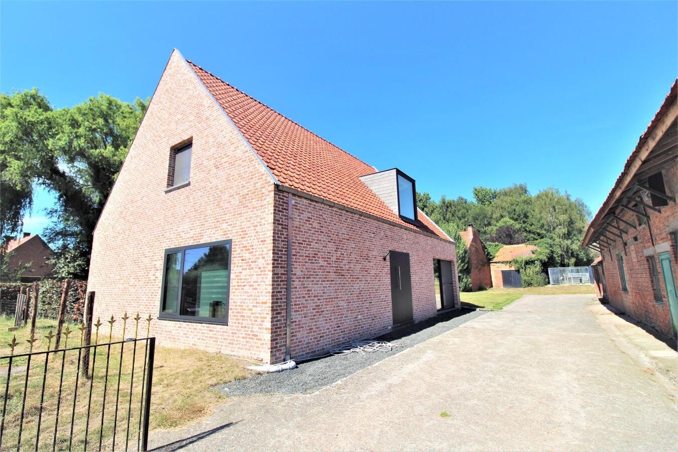 Recente woning met stalgebouw, grote schuur, buitenpiste en weilanden op ca. 1,23ha te Waasmunster (Oost-Vlaanderen) 