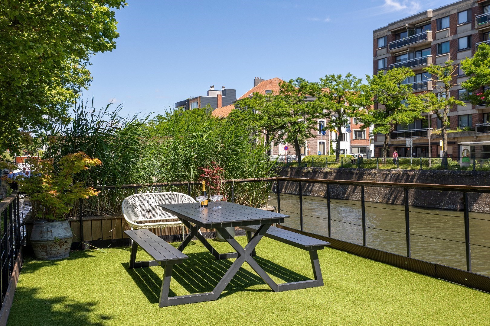 Unieke, compleet gerenoveerde woonboot met groot terras op toplocatie! 