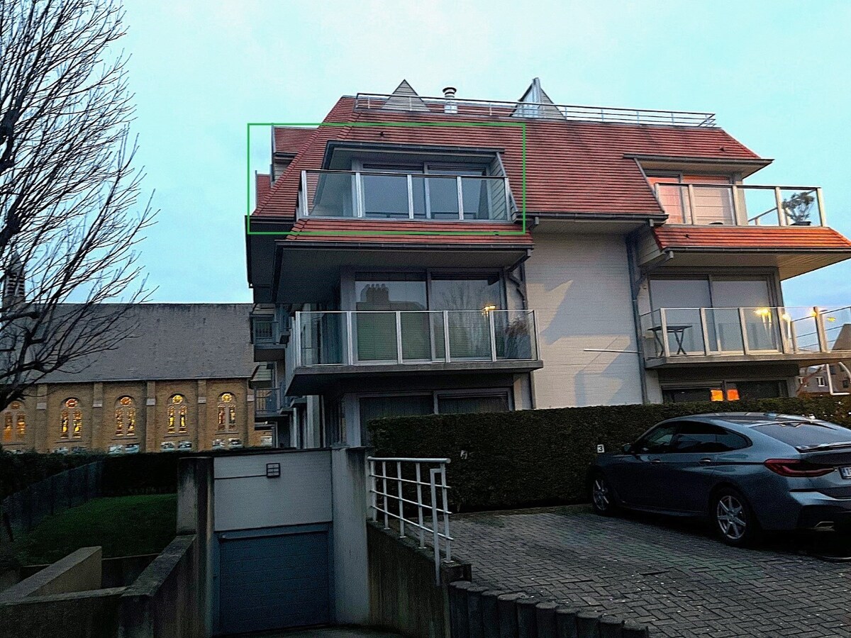 Comfortabel, recent appartement met terras nabij de Zeedijk, aan tramhalte gelegen 