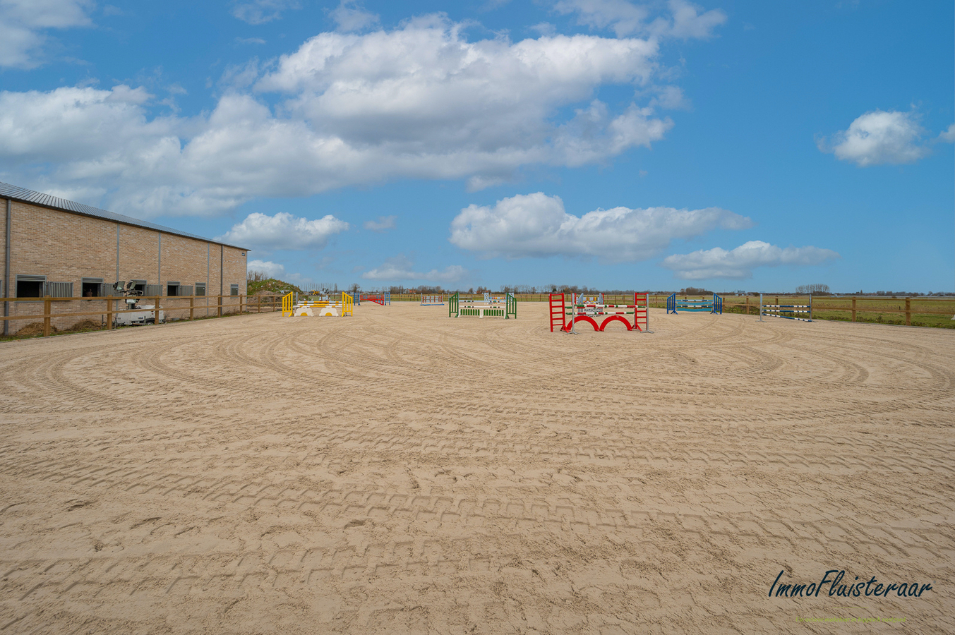 Nieuwbouw hippisch centrum met casco villa te West-Vlaanderen. 