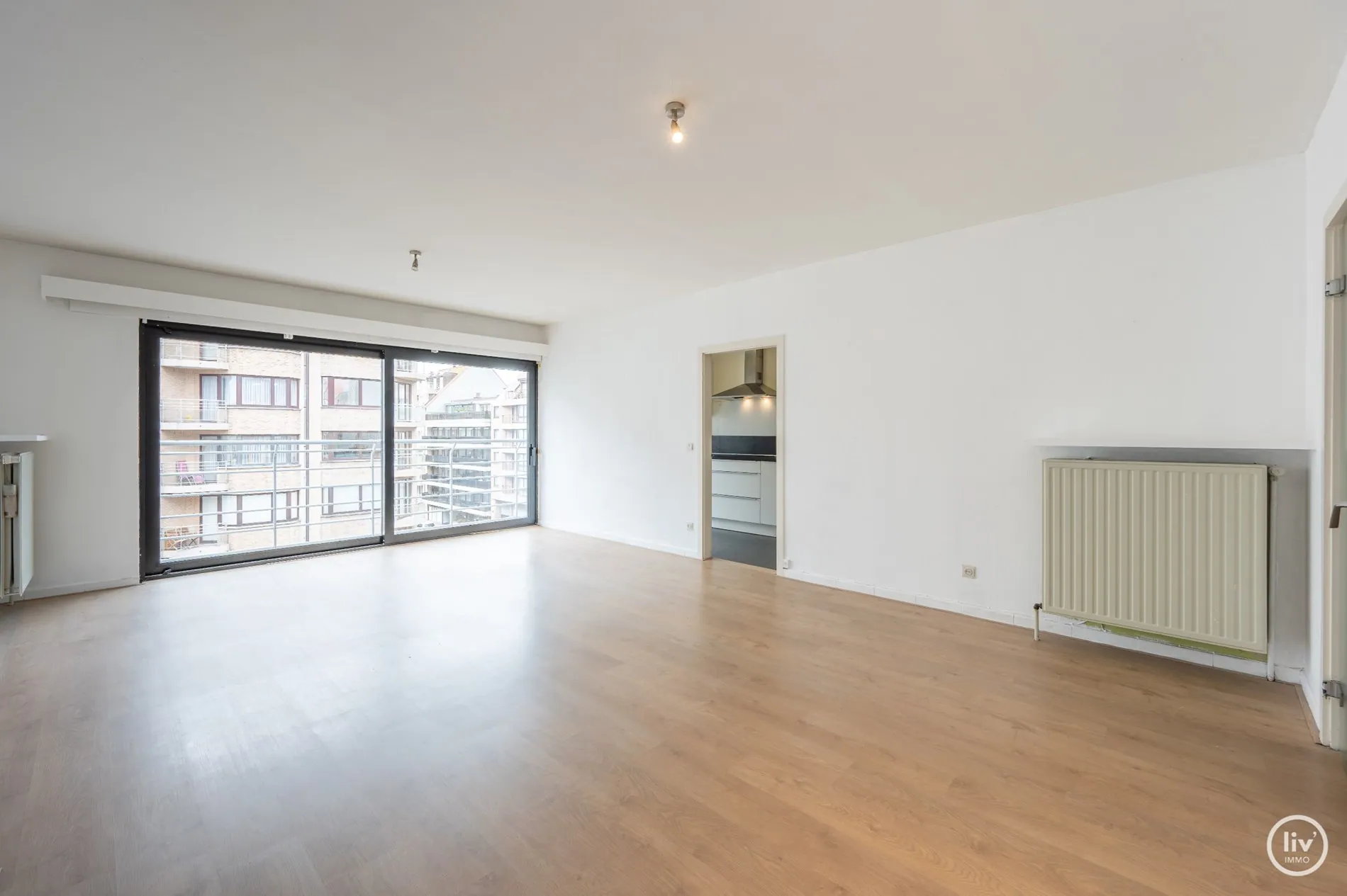 Appartement spacieux (105 m2), à rafraîchir, avec 3 chambres, situé au cinquième étage de la Lippenslaan.