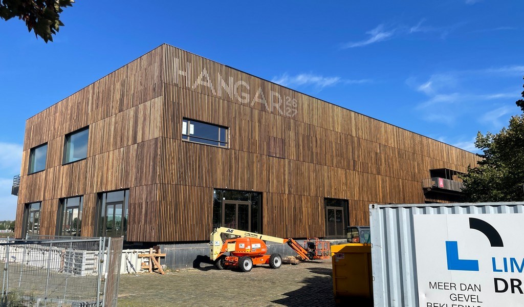 Gerenoveerde loftkantoren in Hangar 26 in Antwerpen