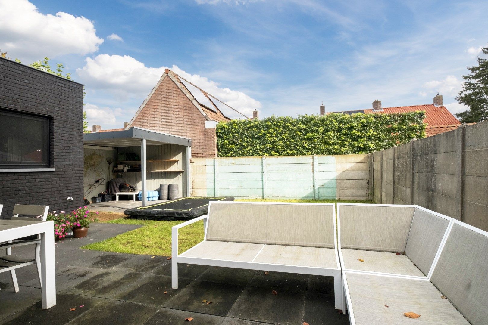 Beneden en boven uitgebouwde en modern afgewerkte tweekapper met berging en tuin gelegen aan een doodlopende straat nabij scholen en het centrum. Energielabel C. 