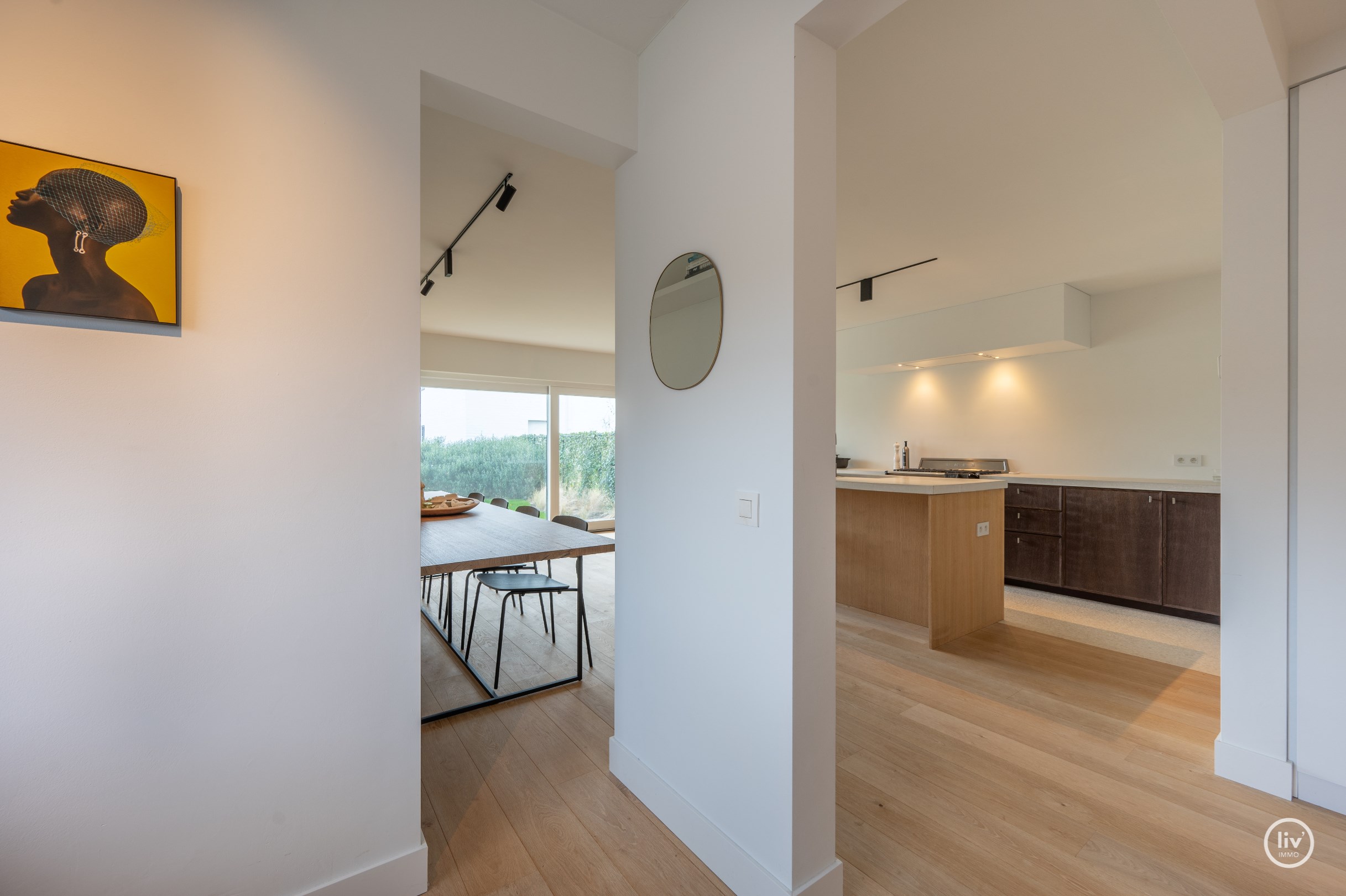 Appartement de plain-pied r&#233;nov&#233; et confortable avec un beau jardin, situ&#233; au centre de l&#39;avenue du Centenaire &#224; Knokke. 