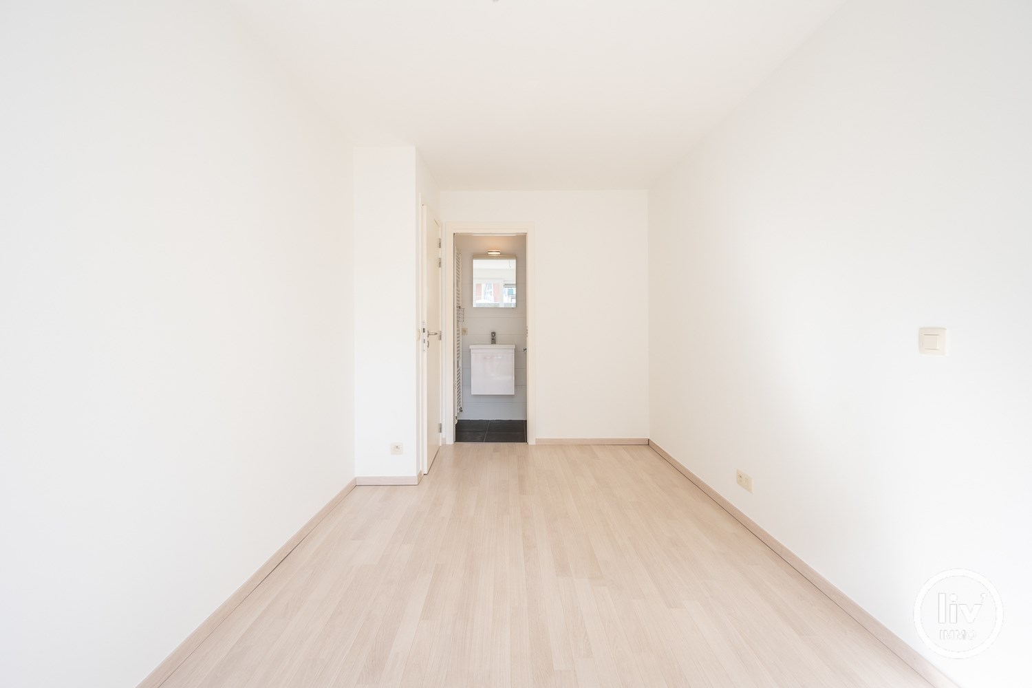 Non meubl&#233;: Agr&#233;able appartement r&#233;cent avec 2 chambres &#224; coucher compl&#232;tes dans un emplacement tr&#232;s central pr&#232;s de l&#39;avenue Lippens et du front de mer &#224; Knokke. 