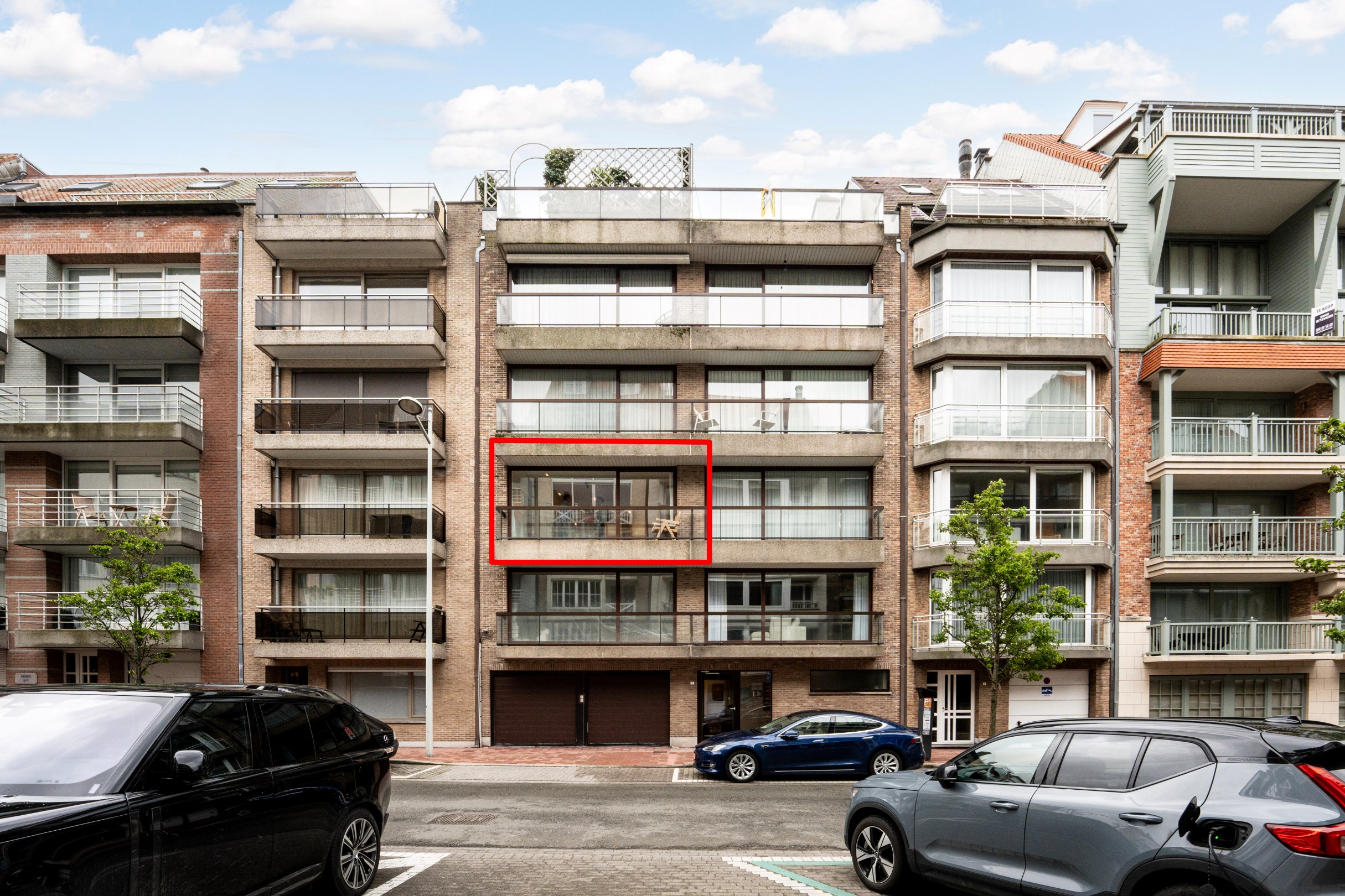 Bel appartement r&#233;nov&#233; situ&#233; du c&#244;t&#233; ensoleill&#233; de la Van Bunnenlaan &#224; Knokke, &#224; proximit&#233; de la digue. 