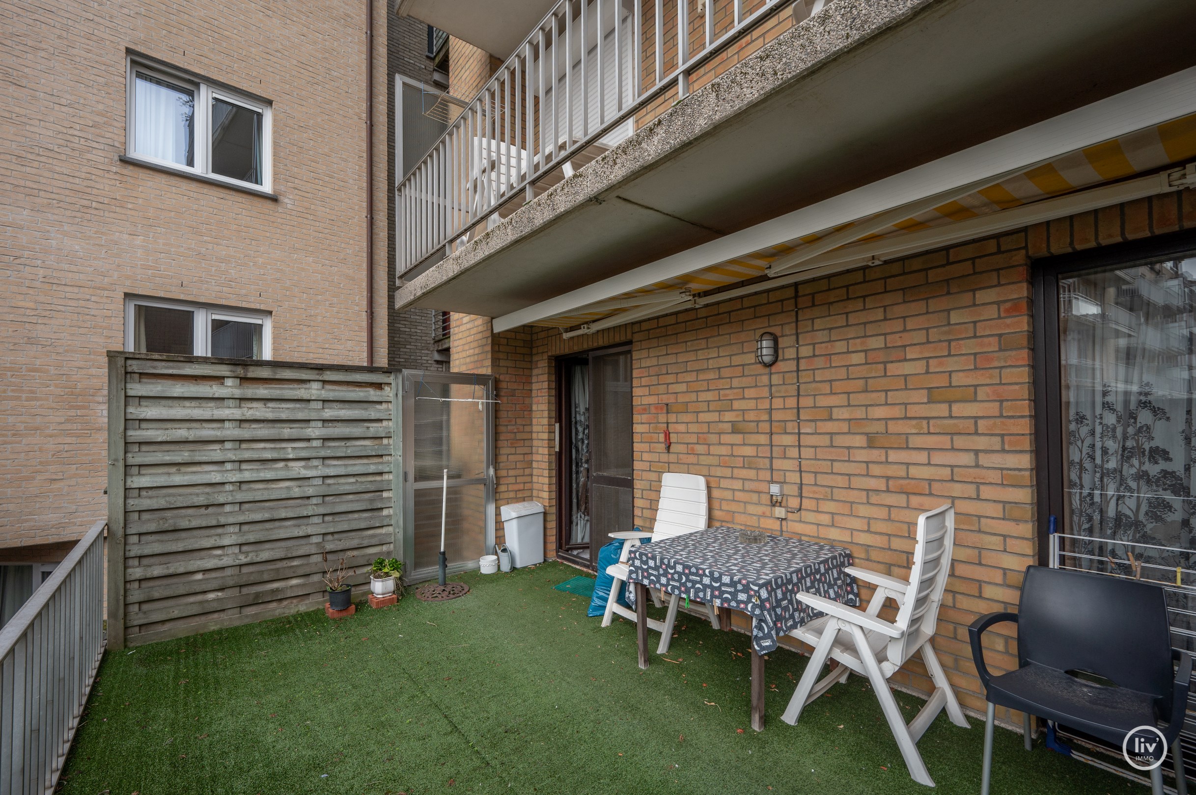 Agr&#233;able appartement spacieux de 2 chambres avec une belle largeur de fa&#231;ade, situ&#233; au centre de la rue Blancgarin &#224; Knokke. 