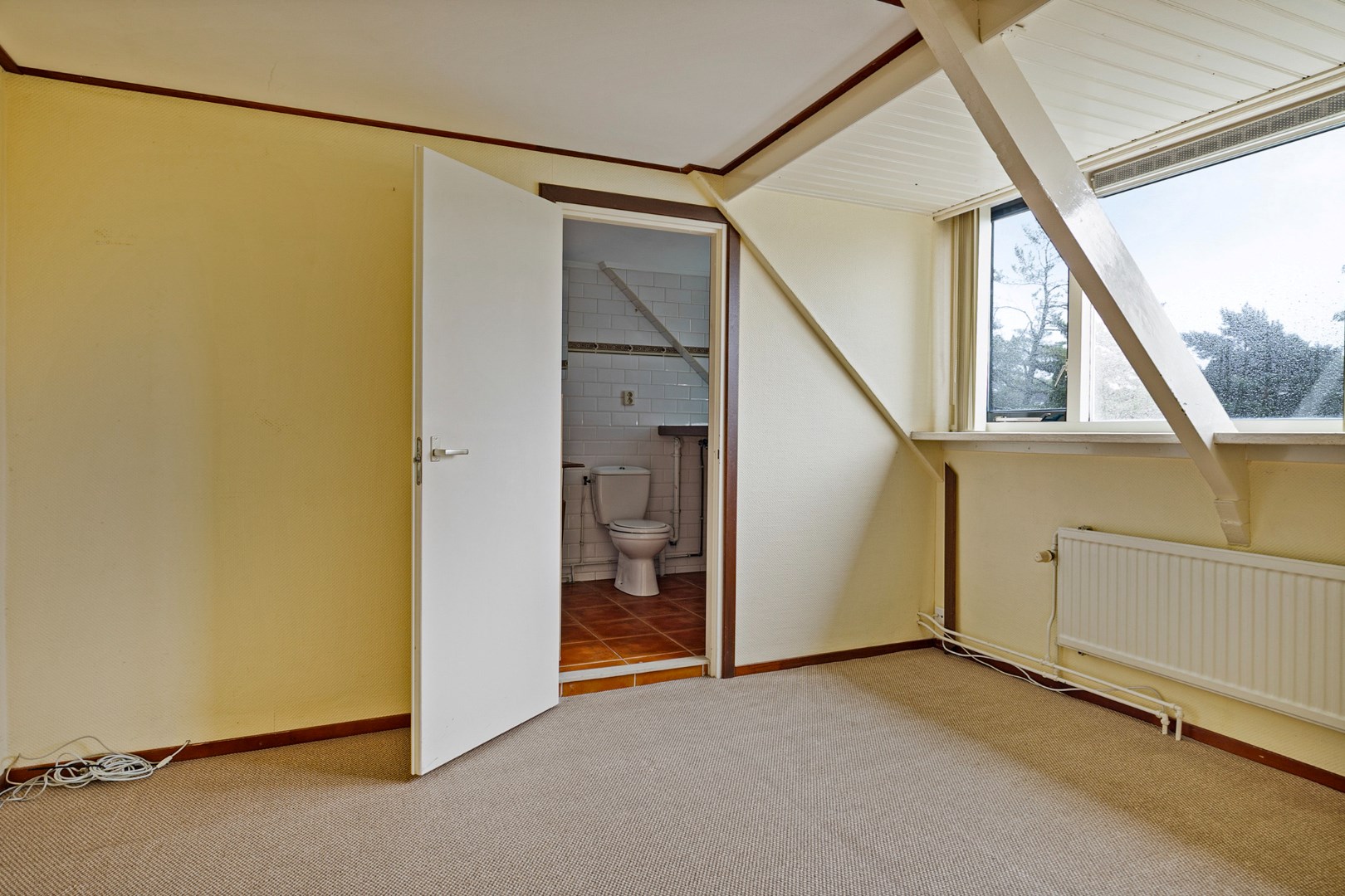 Handige starter of klusser opgelet! Karakteristieke 4-kamer woning met 2 ruime slaapkamers, ruime badkamer en diepe tuin op eigen grond gelegen! 