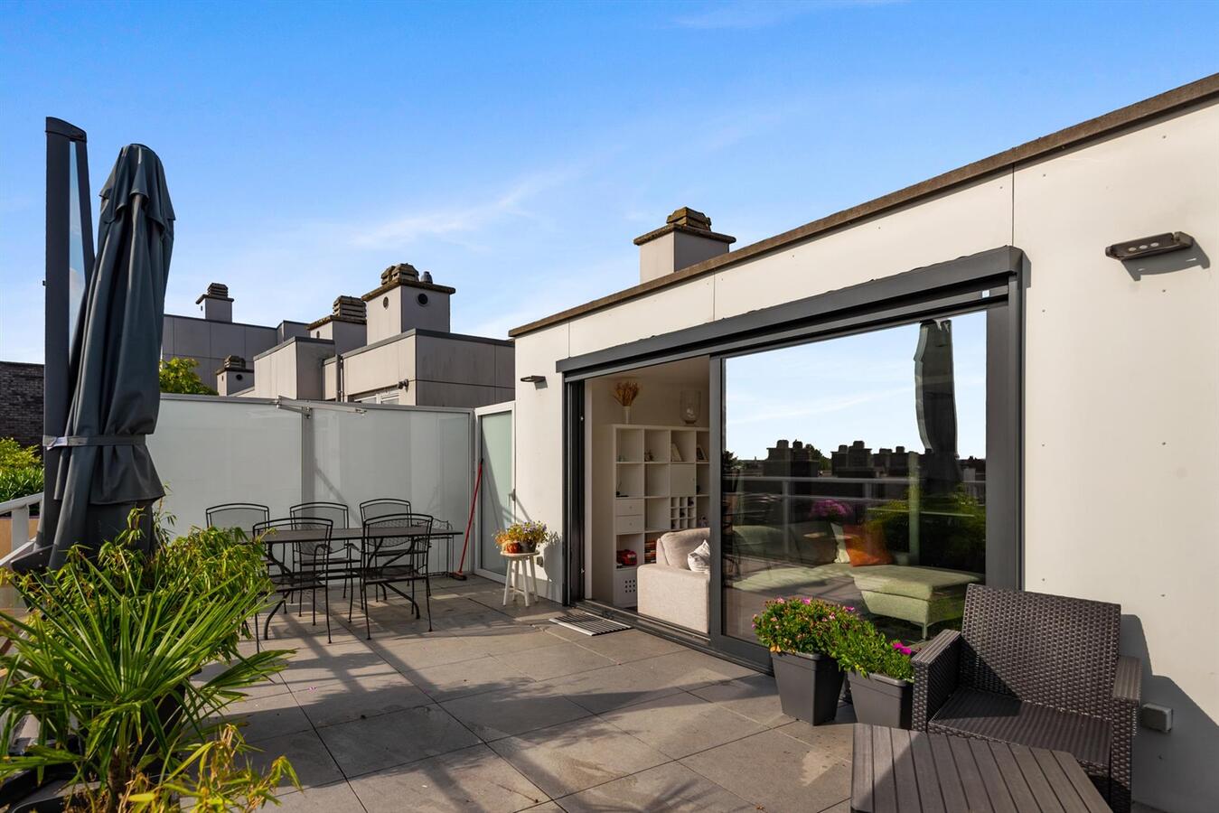 Gerenoveerd duplex appartement met ruim terras! 