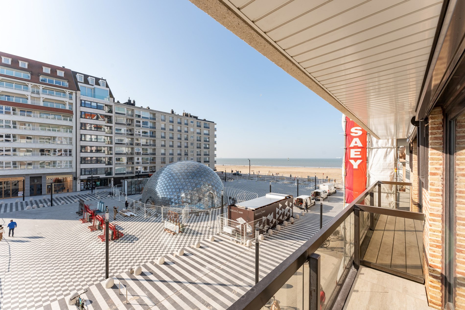 Appartement de luxe avec terrasse ensoleill&#233;e et vue sur la mer situ&#233; sur la place Albert &#224; Knokke. 