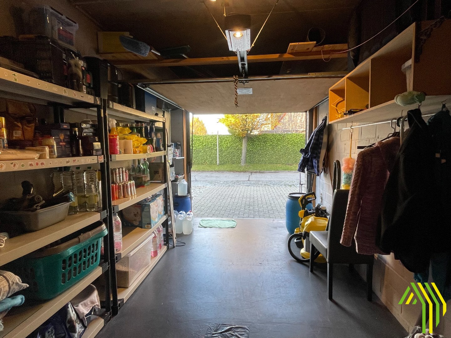 Tijdloze woning met tuintje en garage te koop te Petegem-aan-de-Leie. 
