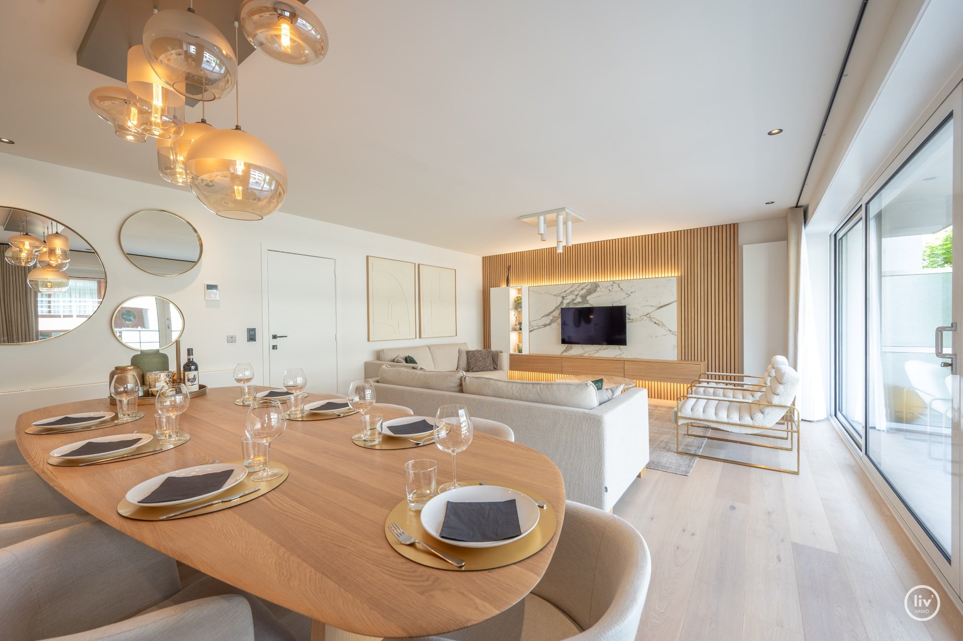 Instapklaar 3-kamer appartement op wandelafstand van de Lippenslaan met zuidgericht-terras. 8m gevelbreedte ! garage mogelijk in het gebouw. 