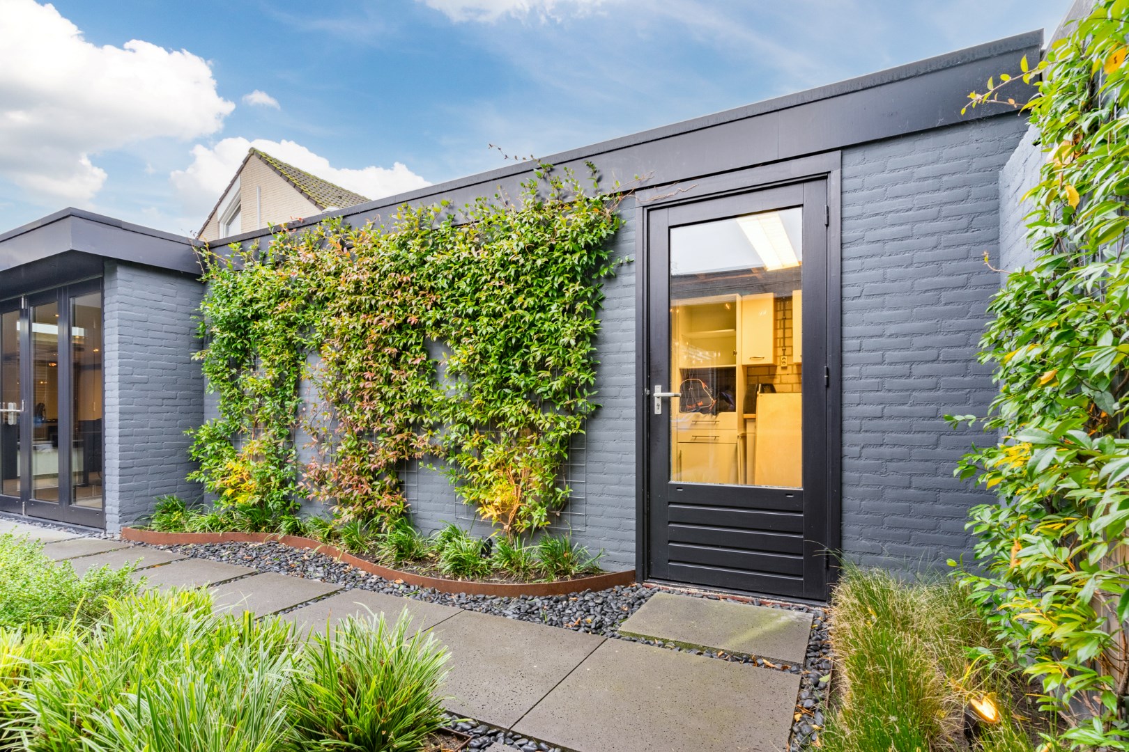 Moderne tweekapper met garage / berging, tuin en tuinkamer gelegen in een rustige kindvriendelijke  woonomgeving. Energielabel B. 