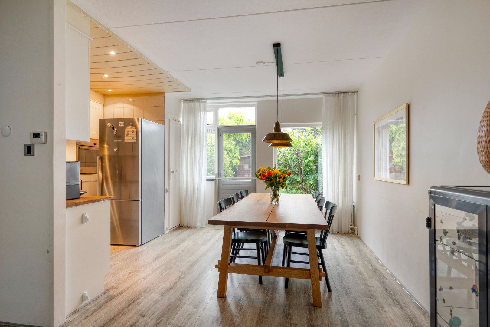 Keurige 5-kamer tussenwoning met fraaie keuken en badkamer, ruime achtertuin en gelegen op eigen grond! 