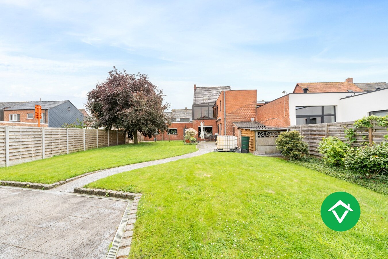 Halfopen woning te koop met dubbele garage in het centrum van Zarren 