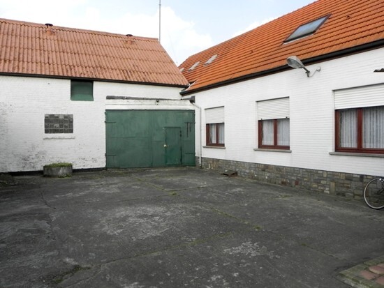 Grote langgevel hoeve met stallingen op ca. 1 ha 